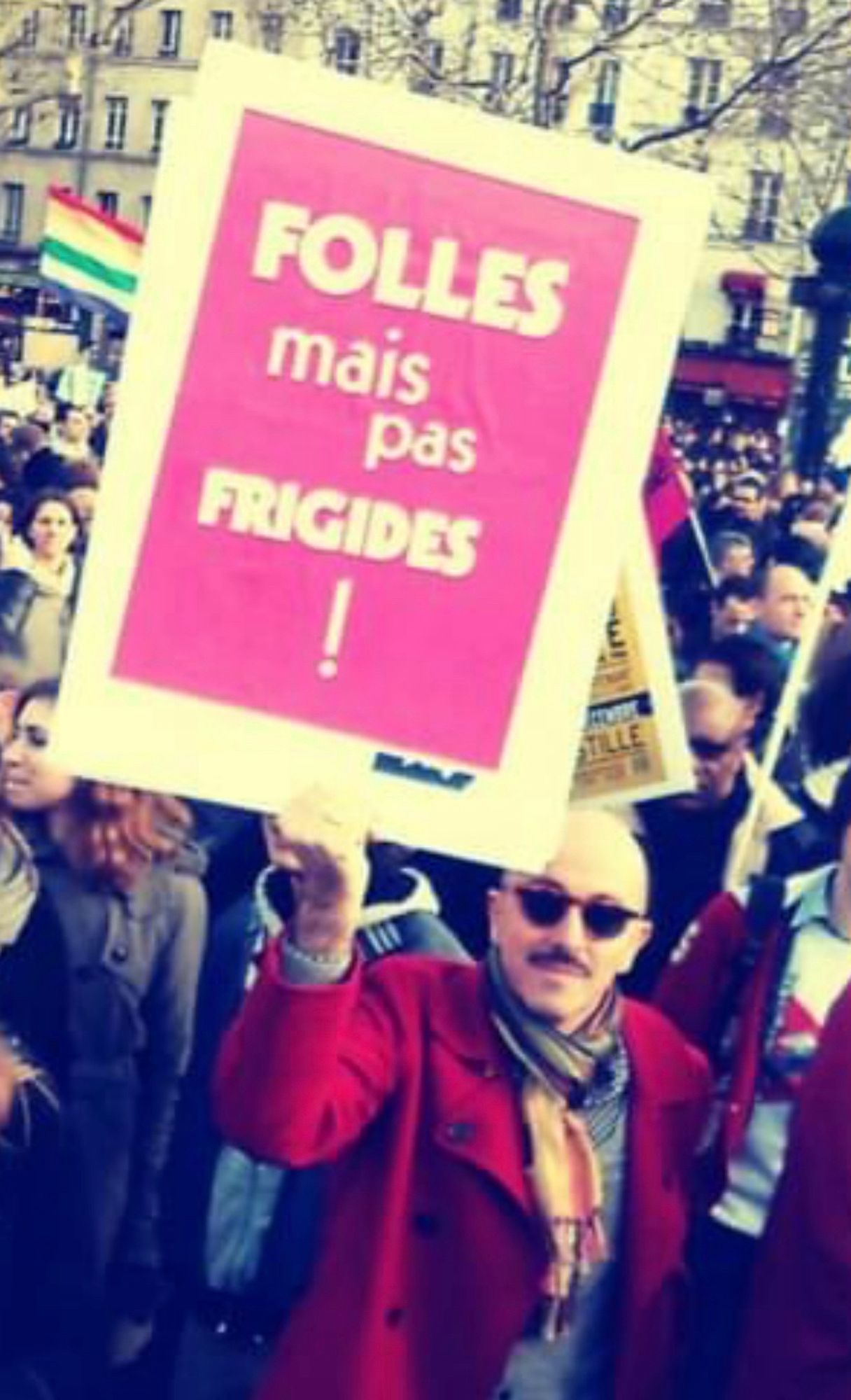 Ma pancarte « Folles mais pas frigides » lors de la manifestation en faveur de l’égalité des droits LGBTQI+ du 16 décembre 2012.