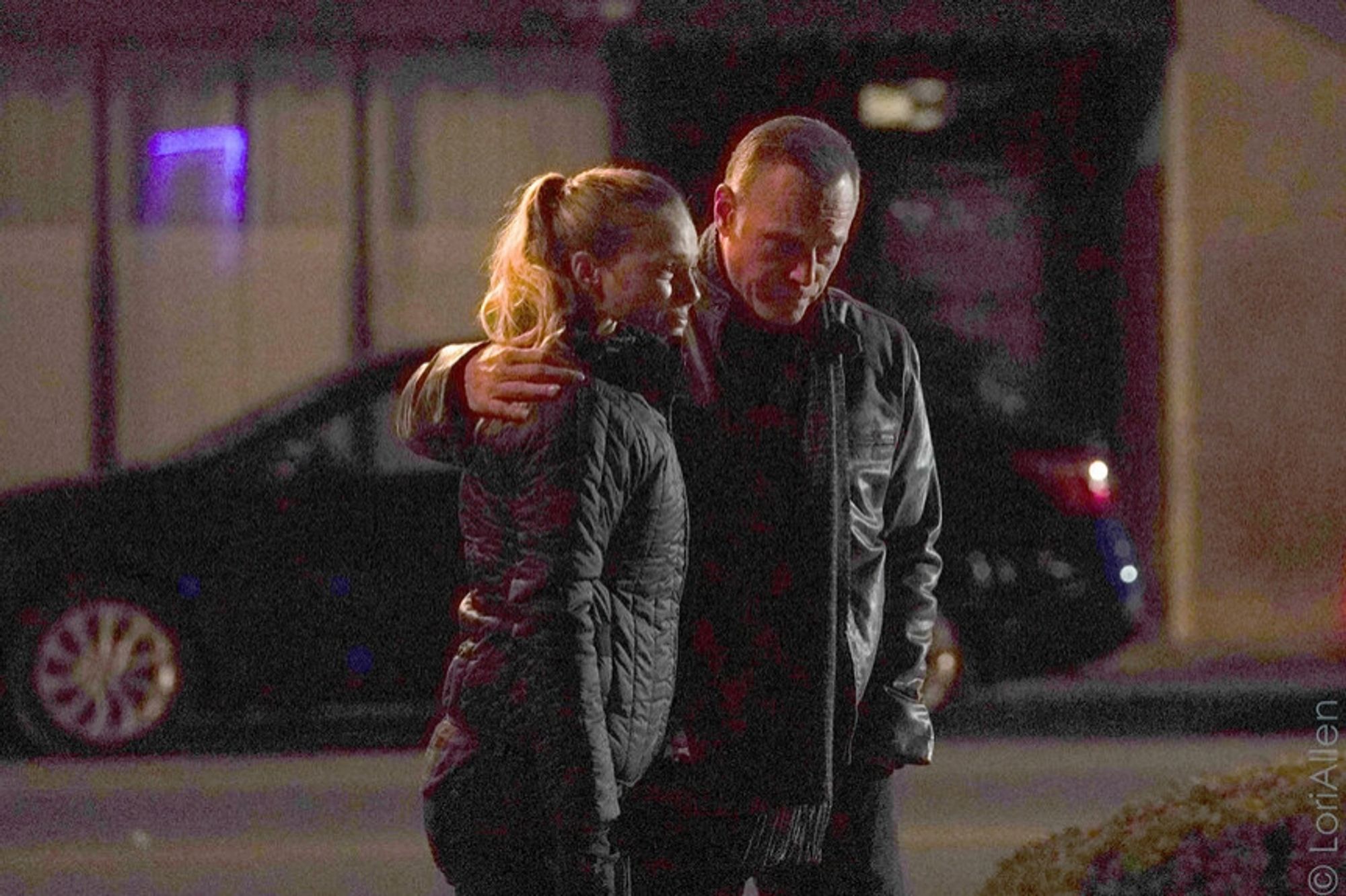 Hank Voight abraça Hailey Upton enquanto caminham na rua.