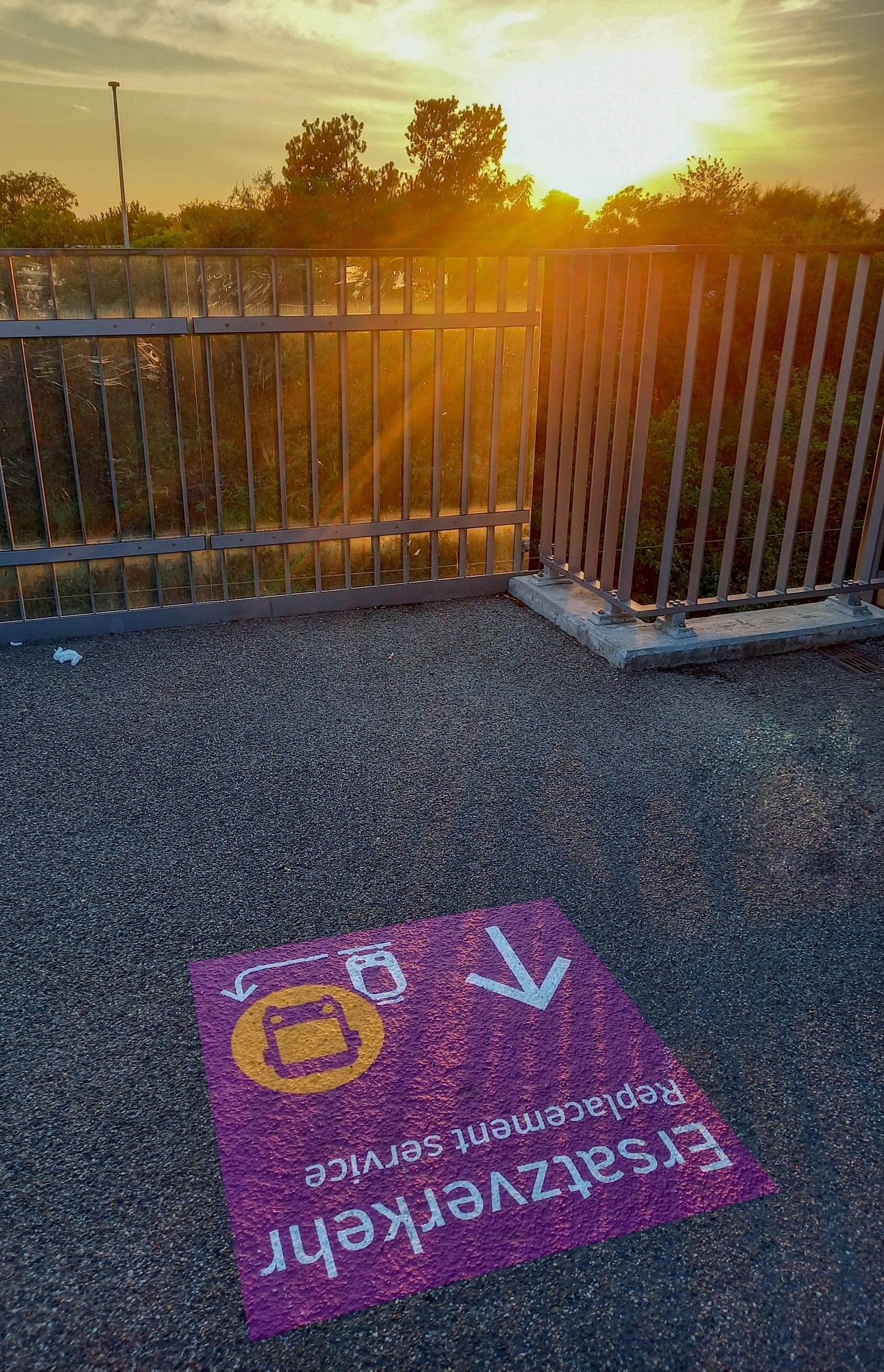 Bahnanlage mir Beschilderung zum Schienenersatzverkehr im Sonnenuntergang