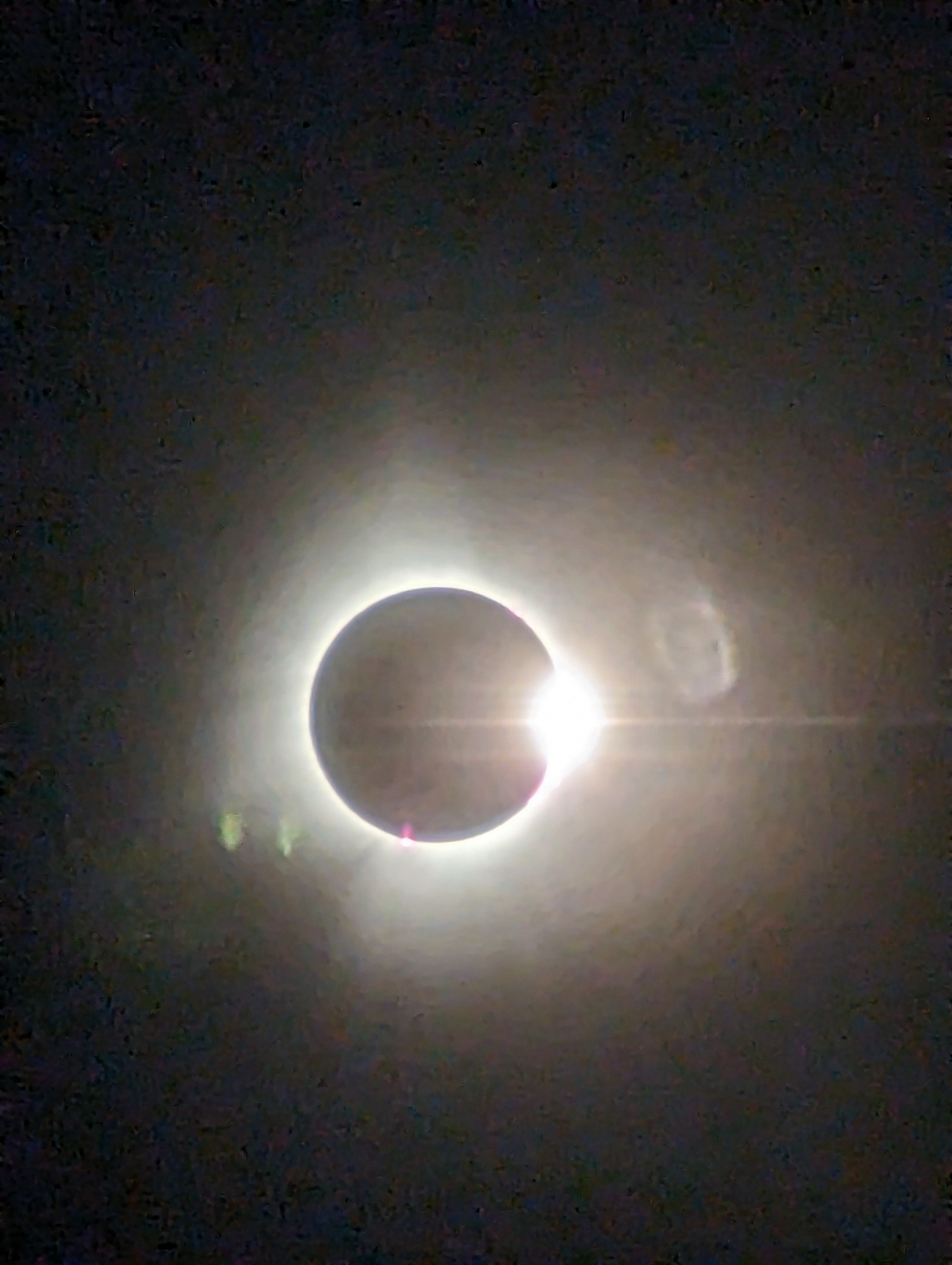 the solar eclipse, with a few lightrays passing the moon, making a diamond ring.