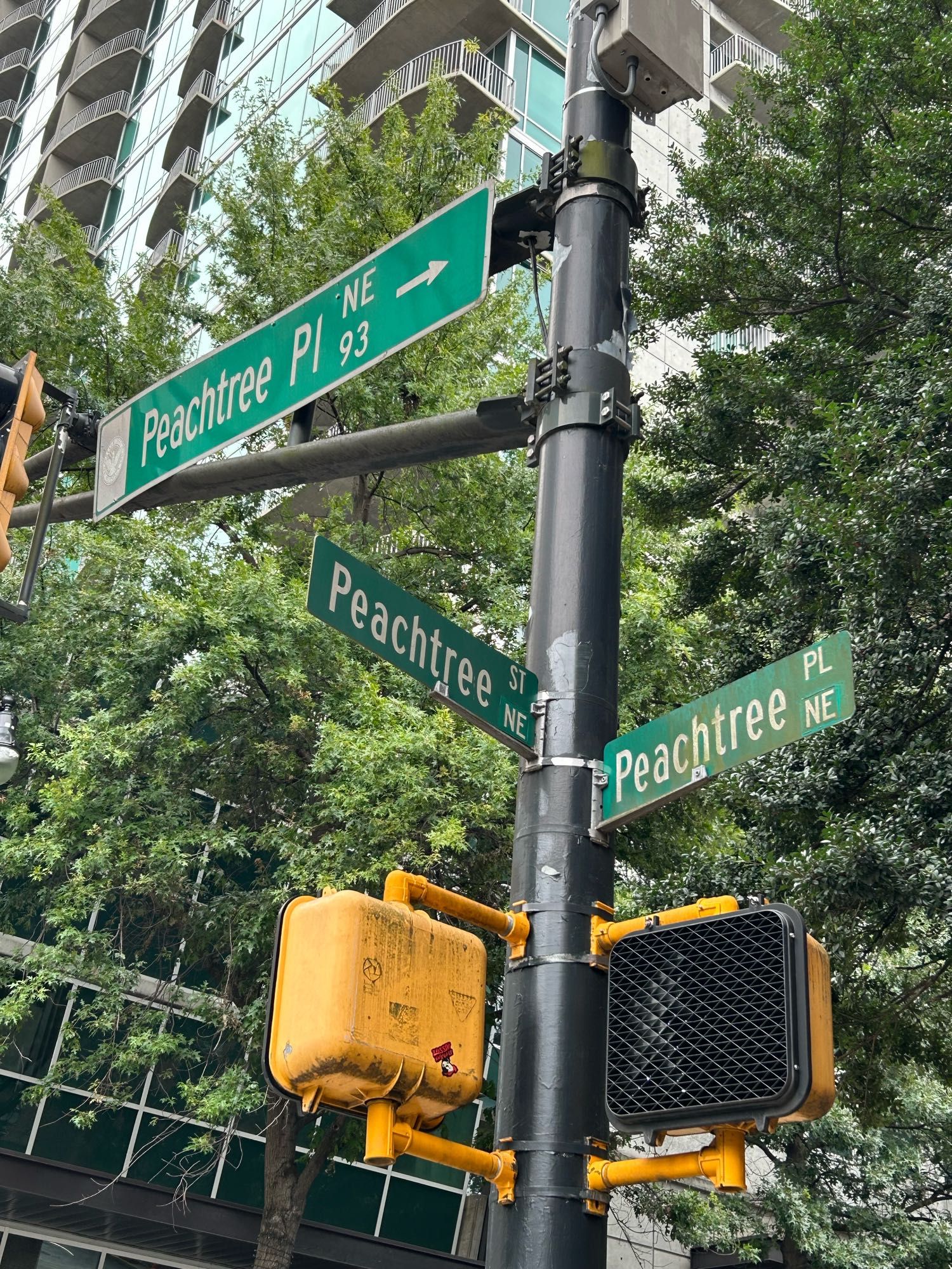 Street signs showing the intersection of Peachtree Plade and Peachtree Street