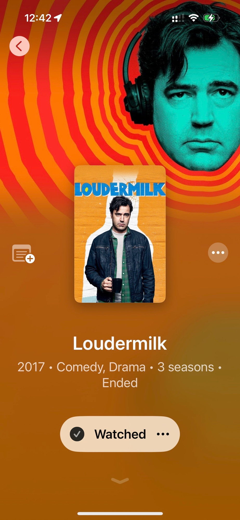 Das Bild zeigt die Show "Loudermilk" mit ihrem Poster. Es zeigt den Titel prominent oben und ein Bild einer männlichen Figur, die eine Kaffeetasse hält. Der Hintergrund ist mit psychedelischen Mustern in Orange und Rot gestaltet, und das Erscheinungsjahr