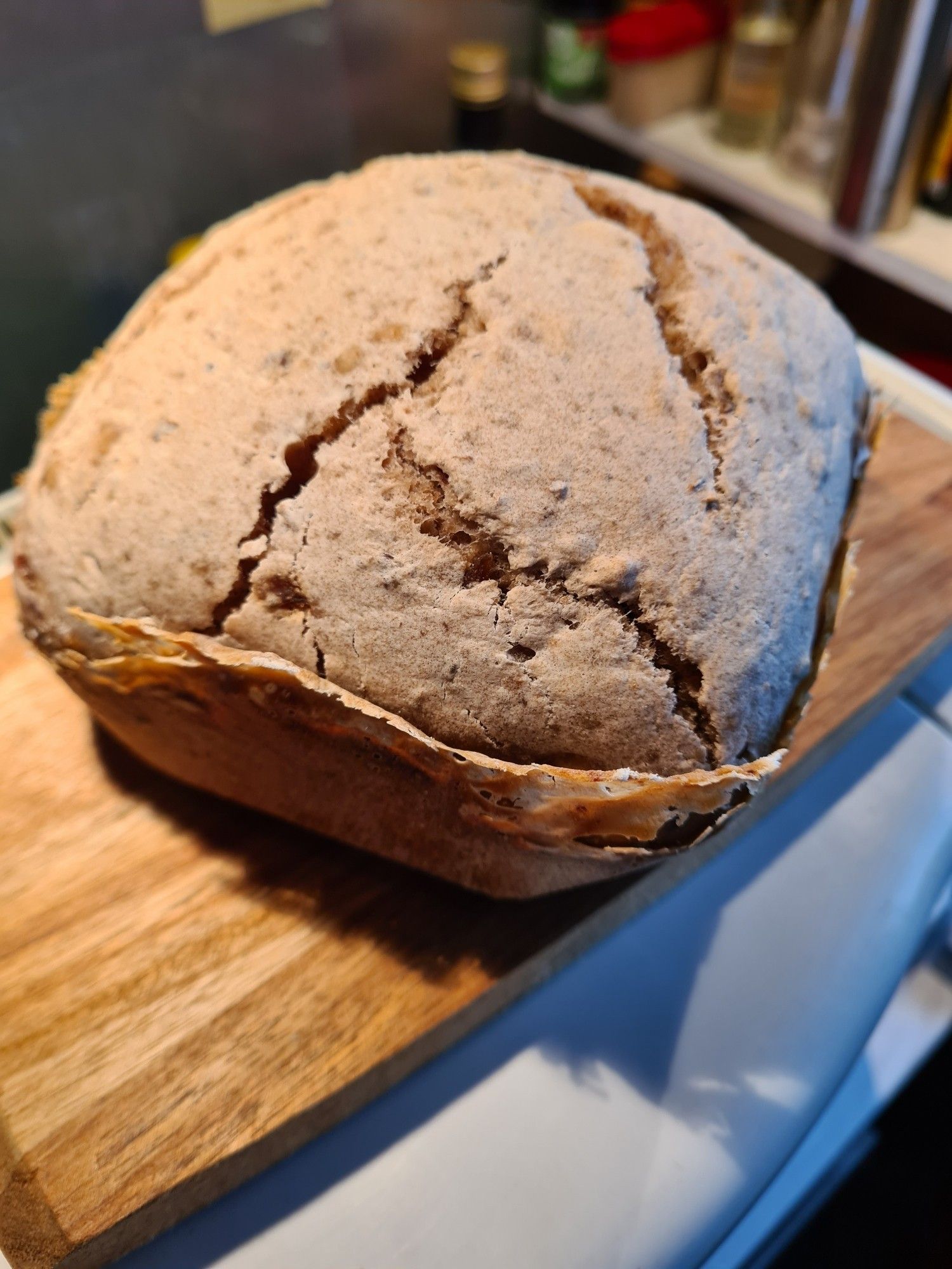 Ein Brot das gerade gebacken wurde und nun auskühlt.