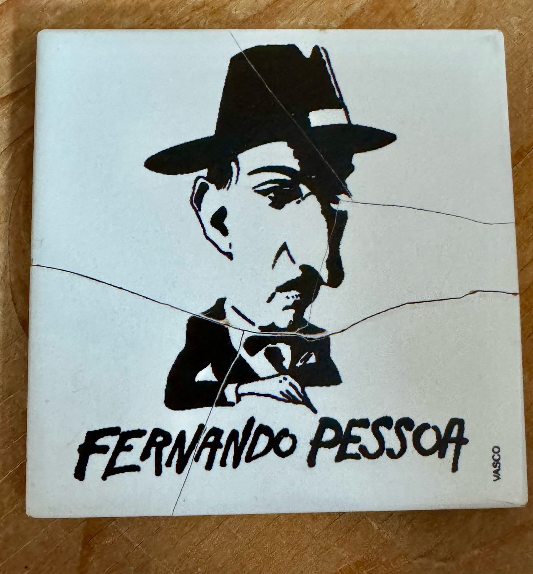 Eine Kachel mit Fernando Pessoa, leider schon mehrfach gebrochen