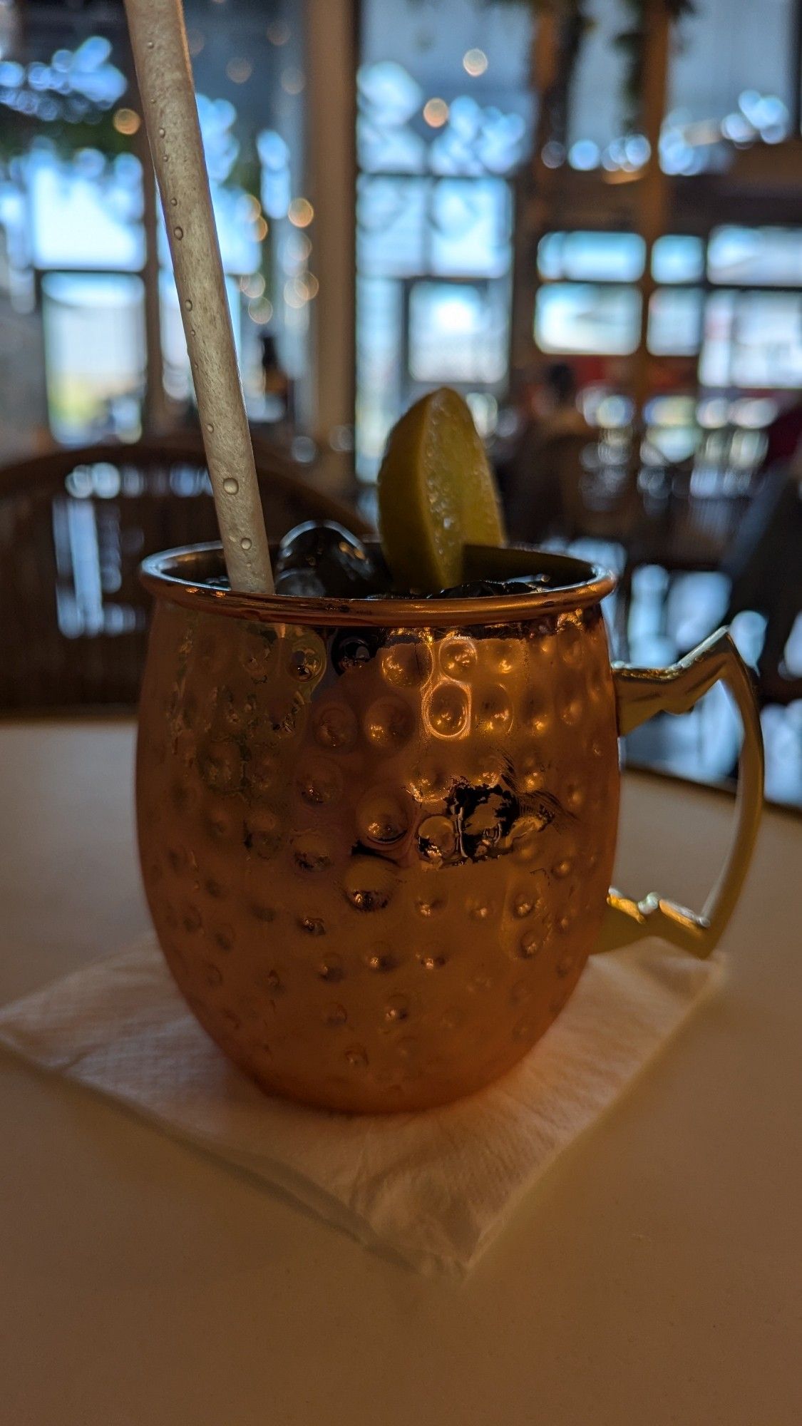 Un Cocktail Moscow Mule dans sa fameuse timbale en cuivre.