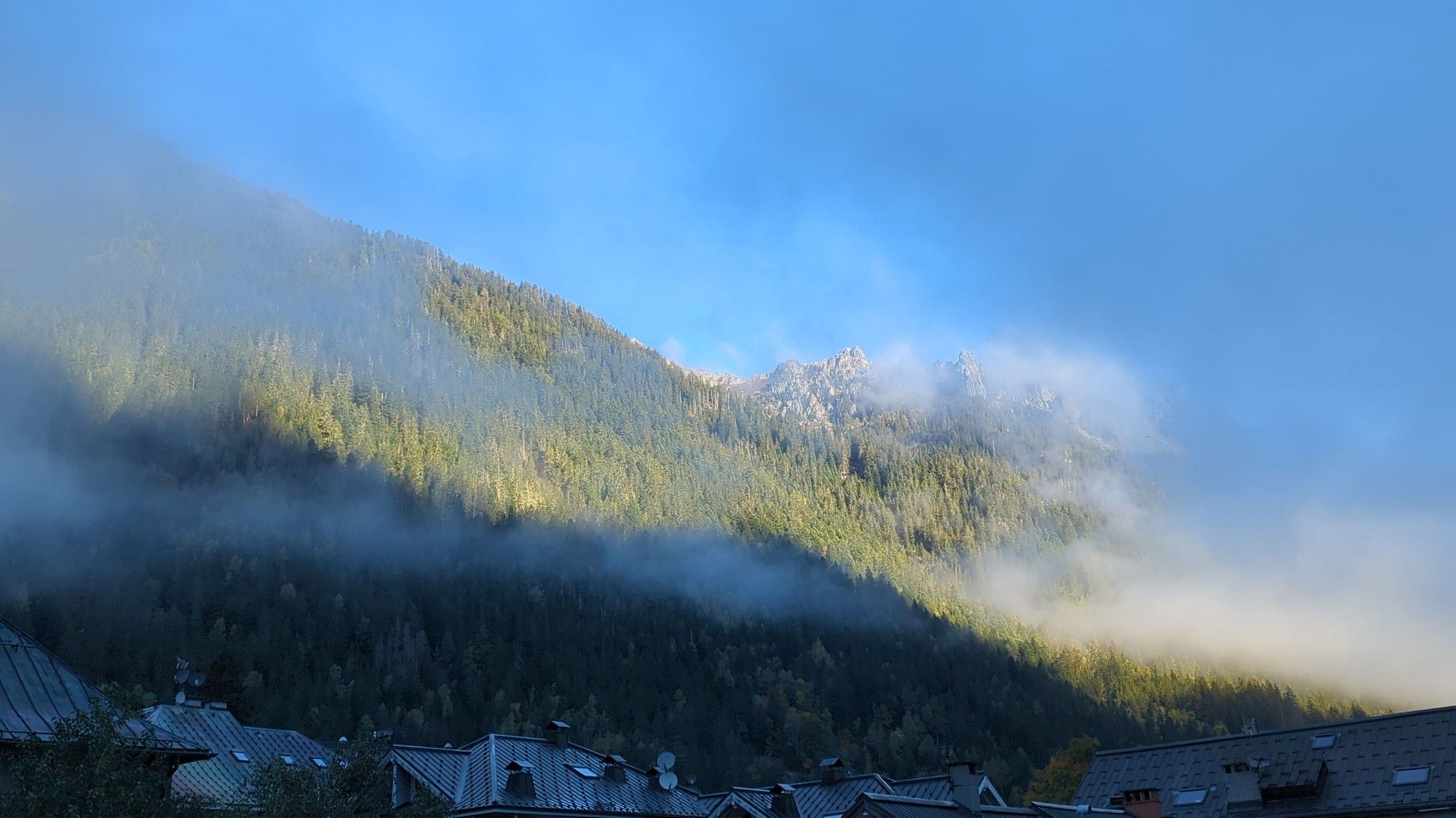 Lea chaîne entre le Brevent et la tête plate (au dessus de Chamonix) sous les nuages