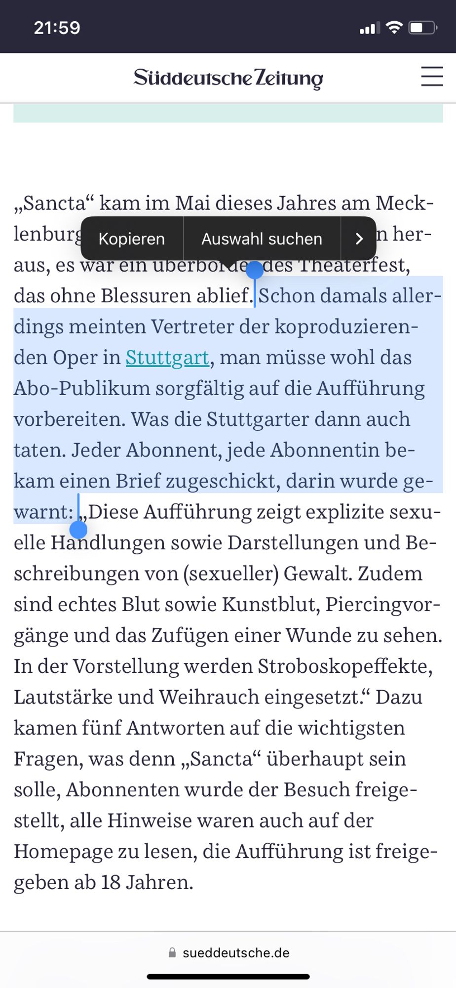 Screenshot aus der Süddeutschen Zeitung: Sancta kam im Mai dieses Jahres am Mecklenburgischen Staatstheater in Schwerin heraus, es war ein überbordendes Theaterfest, das ohne Blessuren ablief. Schon damals allerdings meinten Vertreter der koproduzierenden Oper in Stuttgart, man müsse wohl das Abo-Publikum sorgfältig auf die Aufführung vorbereiten. Was die Stuttgarter dann auch taten. Jeder Abonnent, jede Abonnentin bekam einen Brief zugeschickt, darin wurde gewarnt: „Diese Aufführung zeigt explizite sexuelle Handlungen sowie Darstellungen und Beschreibungen von (sexueller) Gewalt.