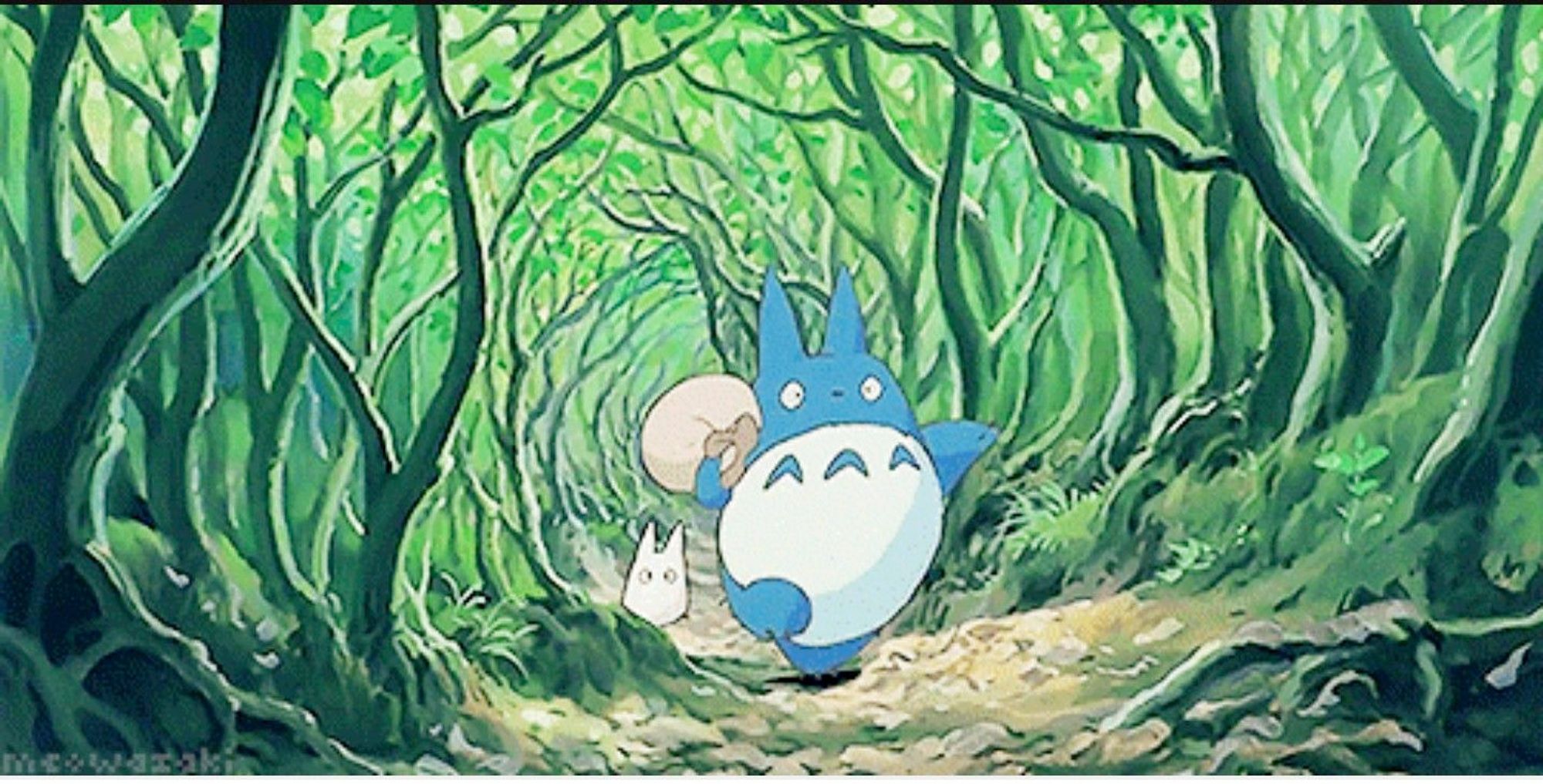 ausschnitt aus animationsfilm "mein nachbar totoro": kleine waldgeister freunde von totoro laufen durch den tunnel aus gebogenen bäumen. einer größer blau mit säckchen, einer kleiner weiß.