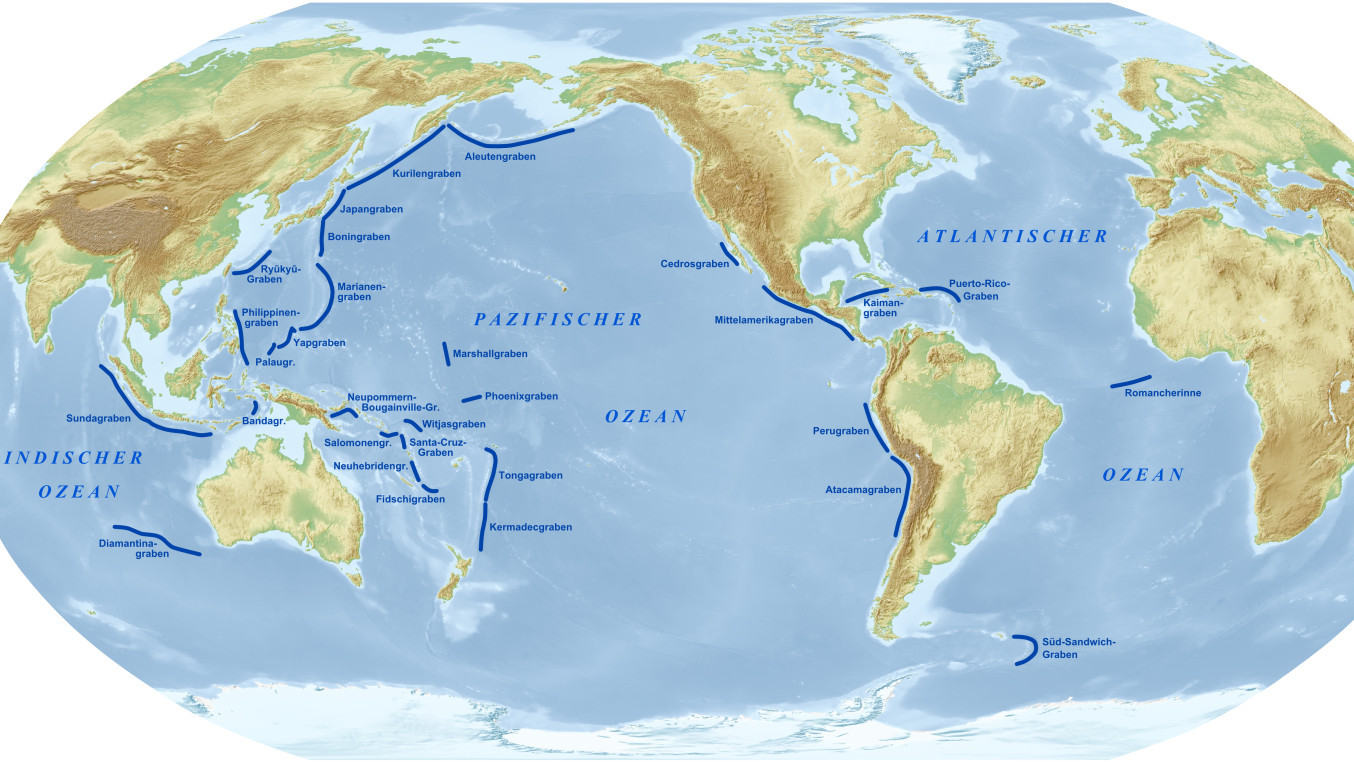 Die tiefsten Stellen der Weltmeere befinden sich dort, wo eine Kontinentalplatte unter der anderen „abtaucht“ und der Meeresgrund sich deshalb nach unten senkt. 
Bild: Lencer/Wikimedia Commons, CC BY-SA 3.