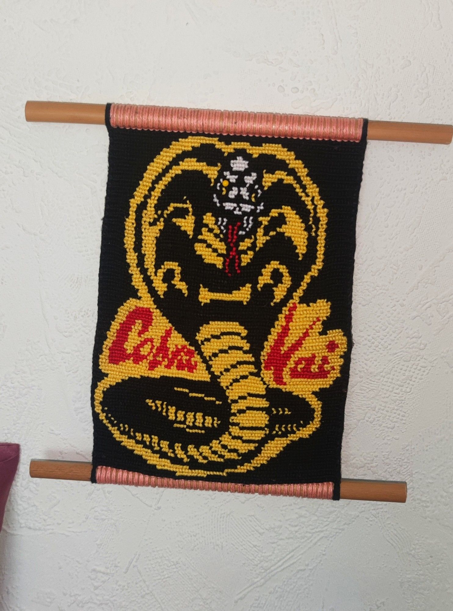 Ein Cobra Kai Wappen Wandteppich mit Hilfe der Freundschaftsbänder Knoten Technik erstellt. Viel Arbeit, aber es hat sich gelohnt.