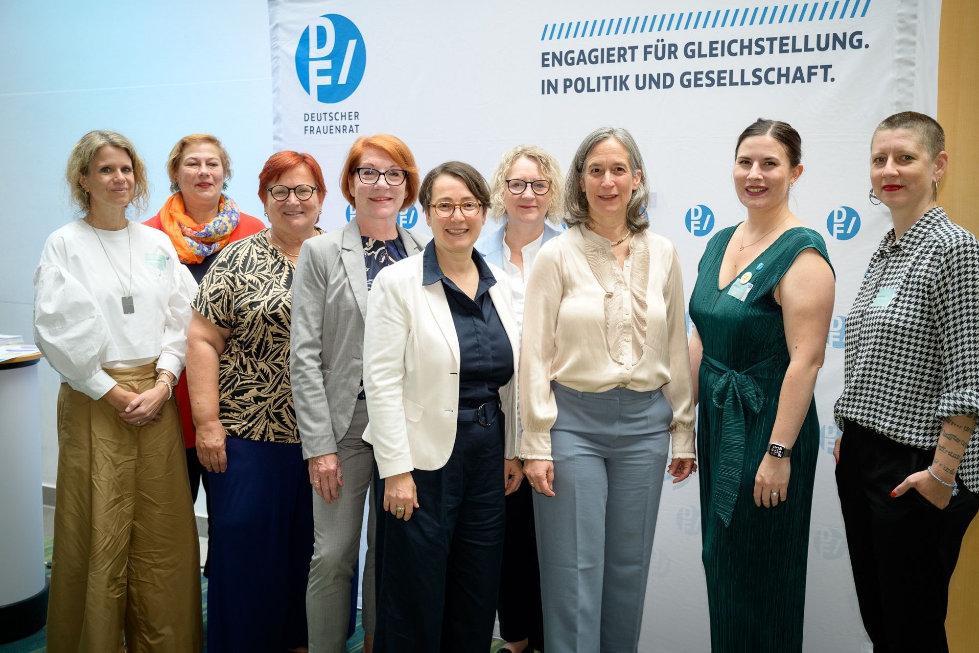 Gruppenbild von dem DF-Vorstand gemeinsam mit Dr. Petra Follmer-Otto