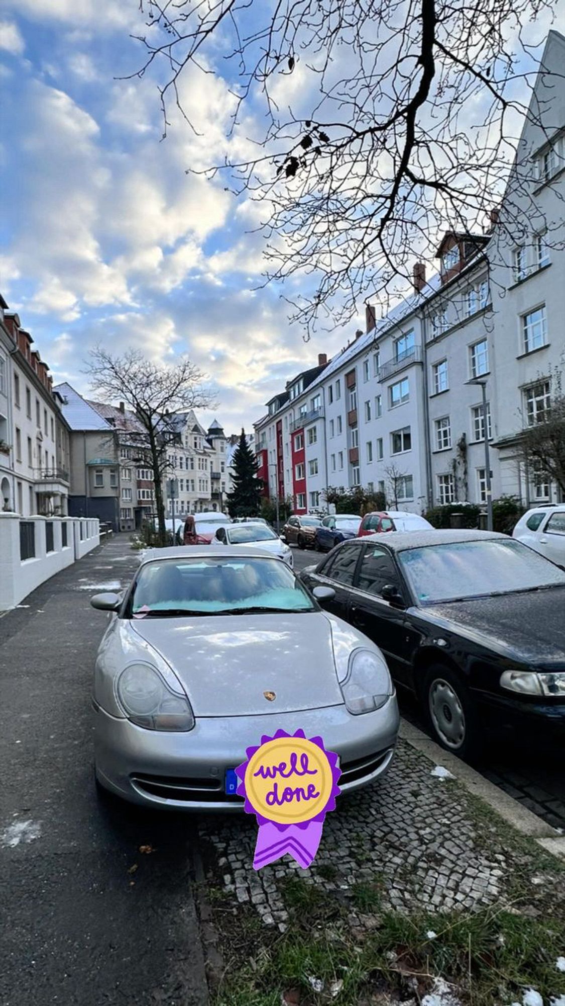 Porsche parkt auf Gehweg