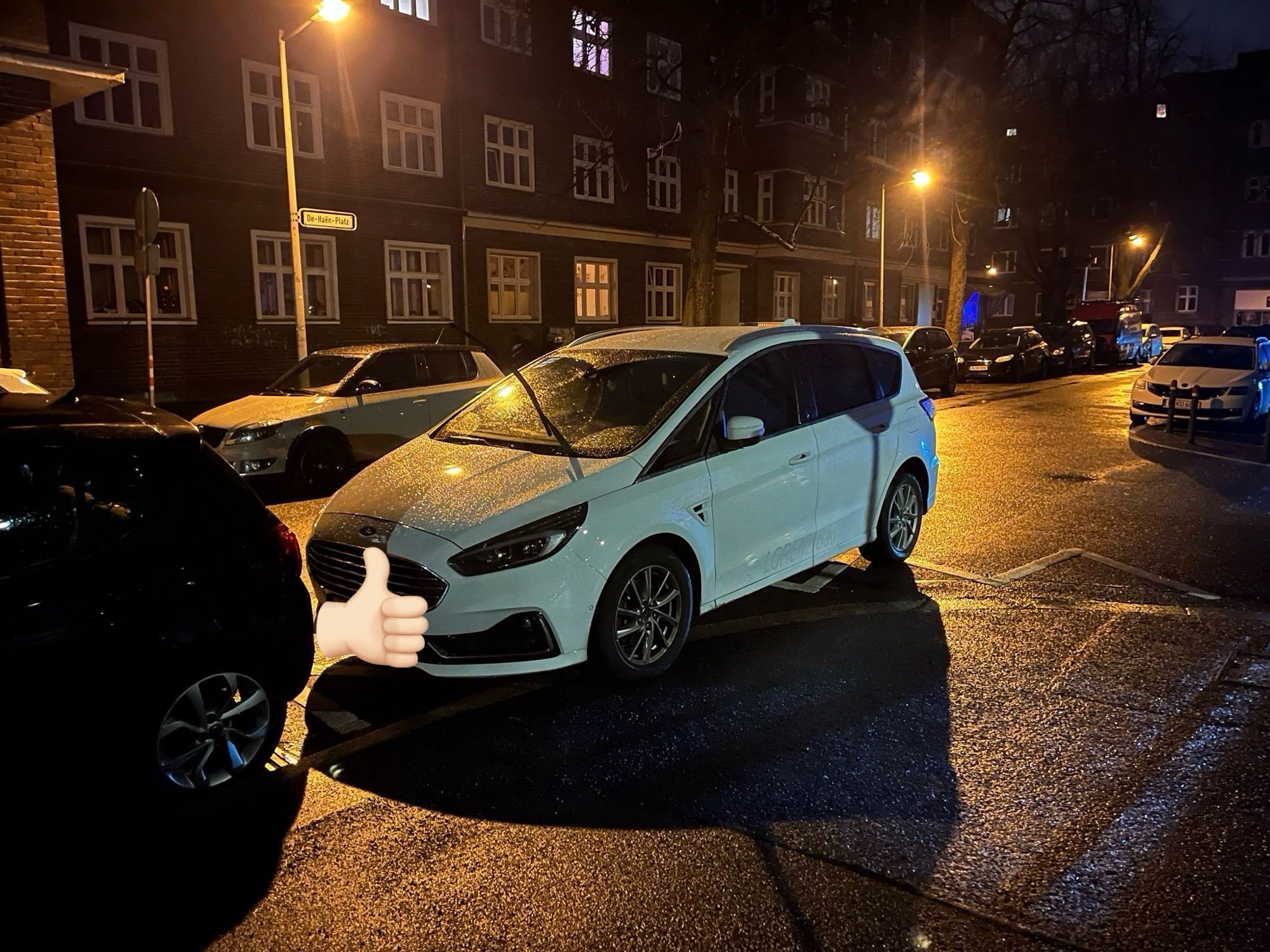 Ein weißer PKW wurde halbseitig auf dem Gehweg im Einmündungsbereich auf einer Grenzmarkierung geparkt