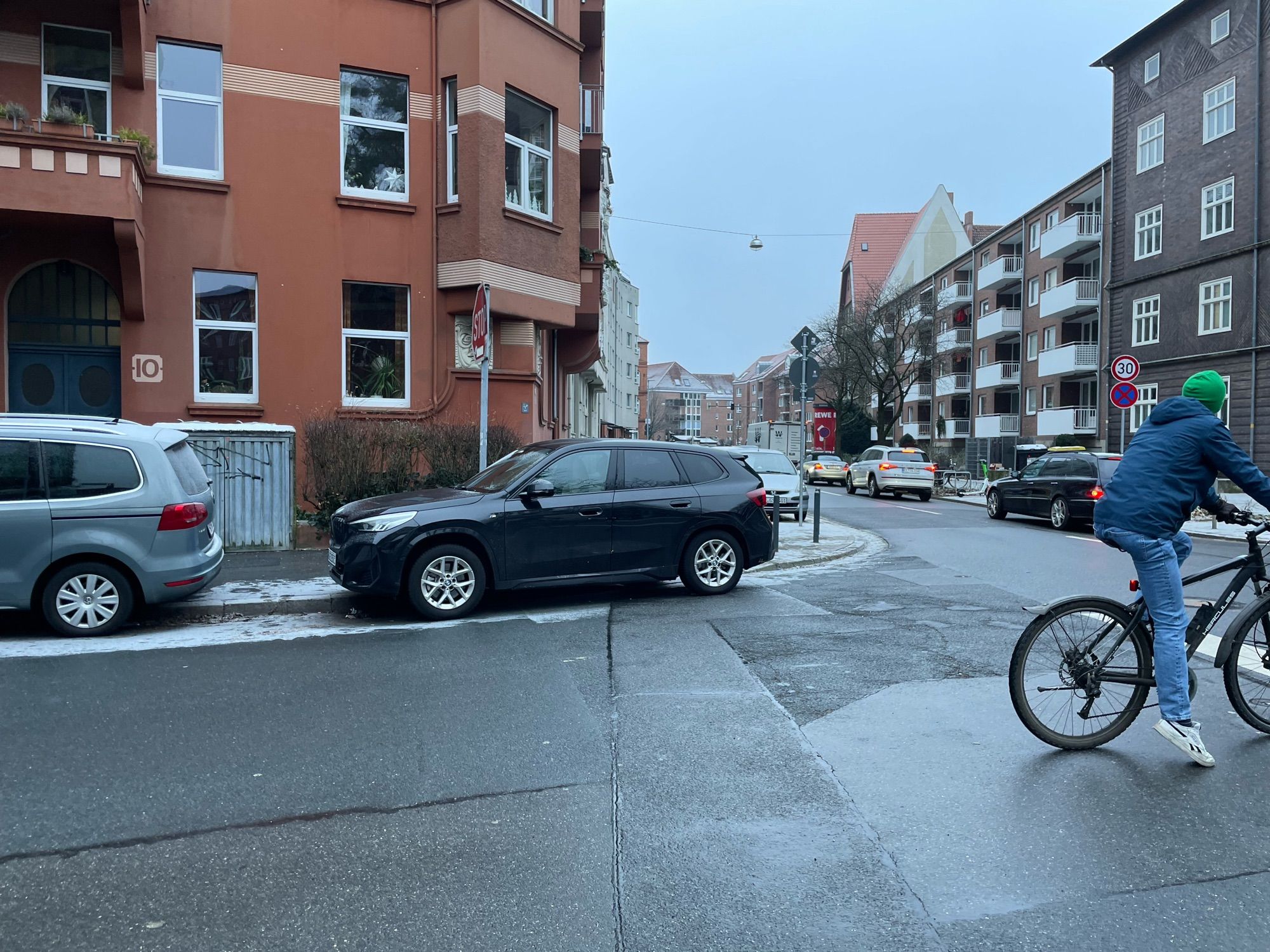 Falschparker parkt vor Bordsteinabsenkung