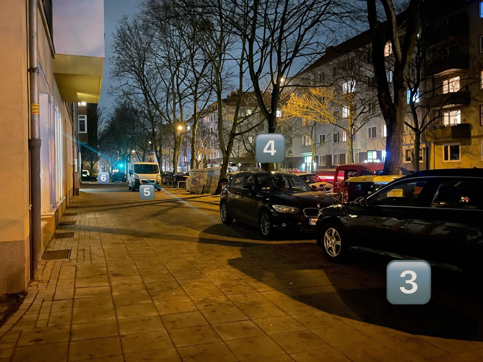 Ein weiterer Abschnitt der Jakobistraße. Hier wurden vier Fahrzeuge auf dem Gehweg geparkt