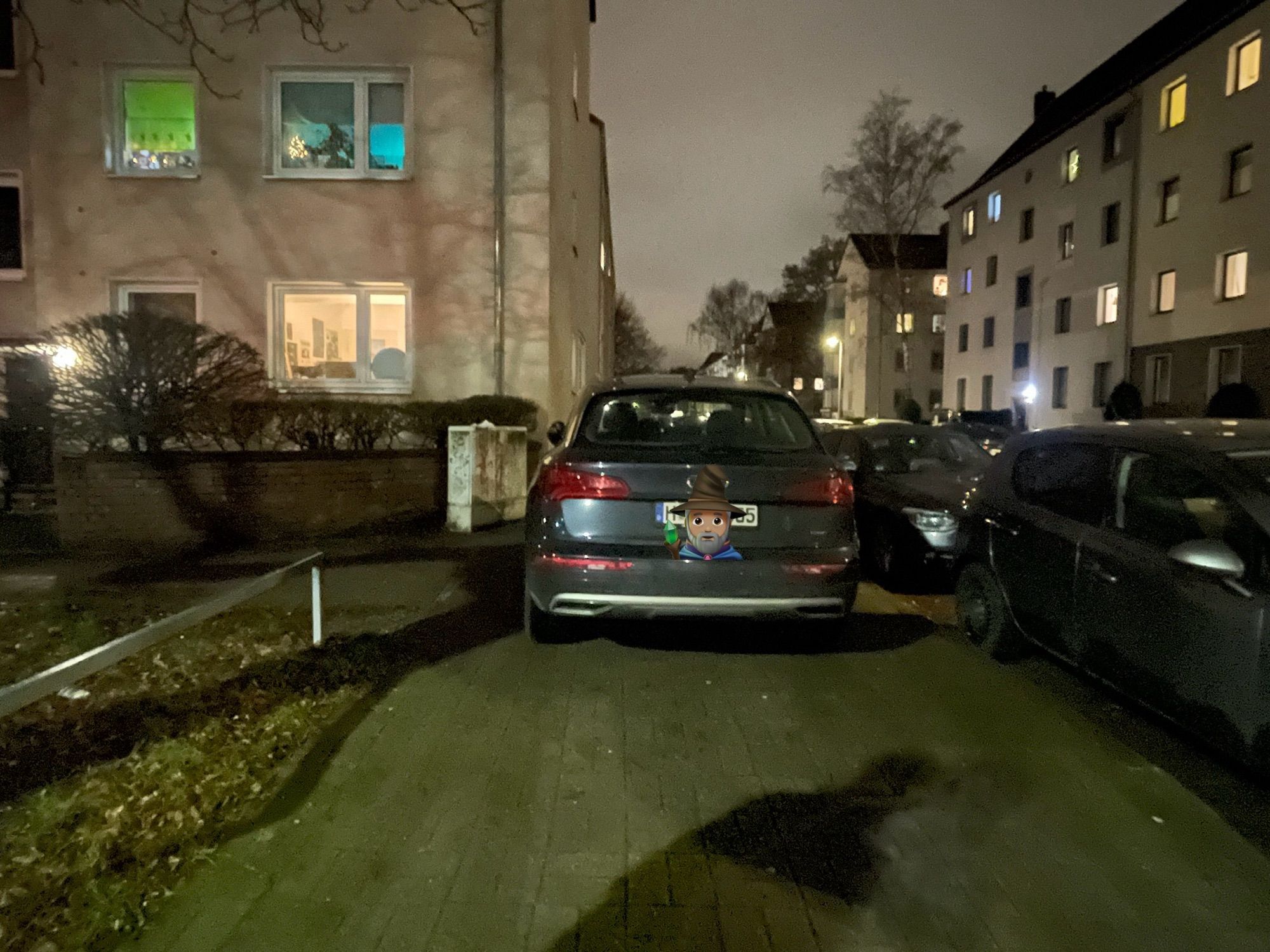 Selbe Situation aus einer anderen Perspektive. Das Auto von hinten. Rechts und links ist auf dem Gehweg kein Vorbeikommen