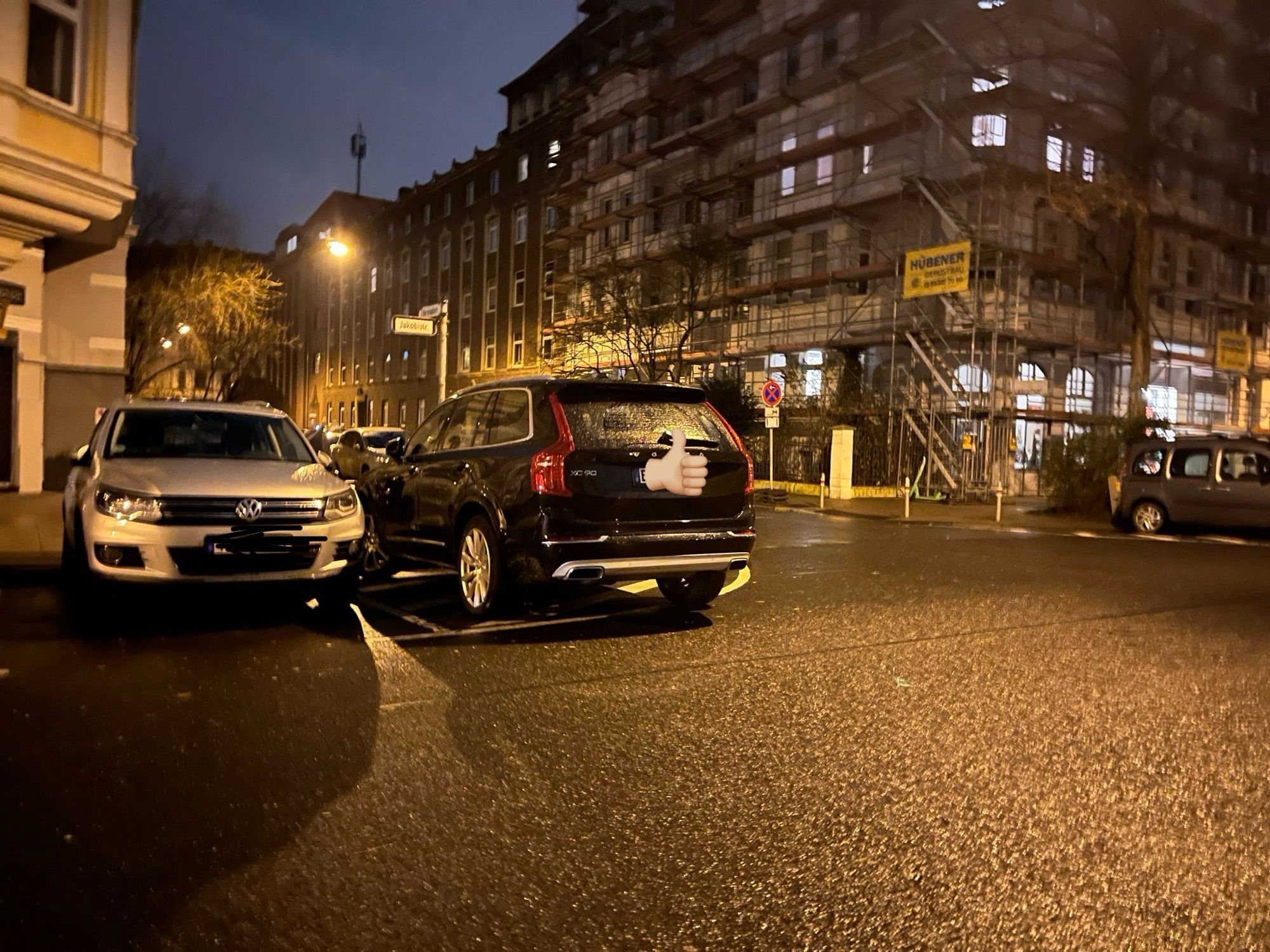 Ein schwarzer PKW wurde im Einmündungsbereich auf einer Sperrfläche geparkt