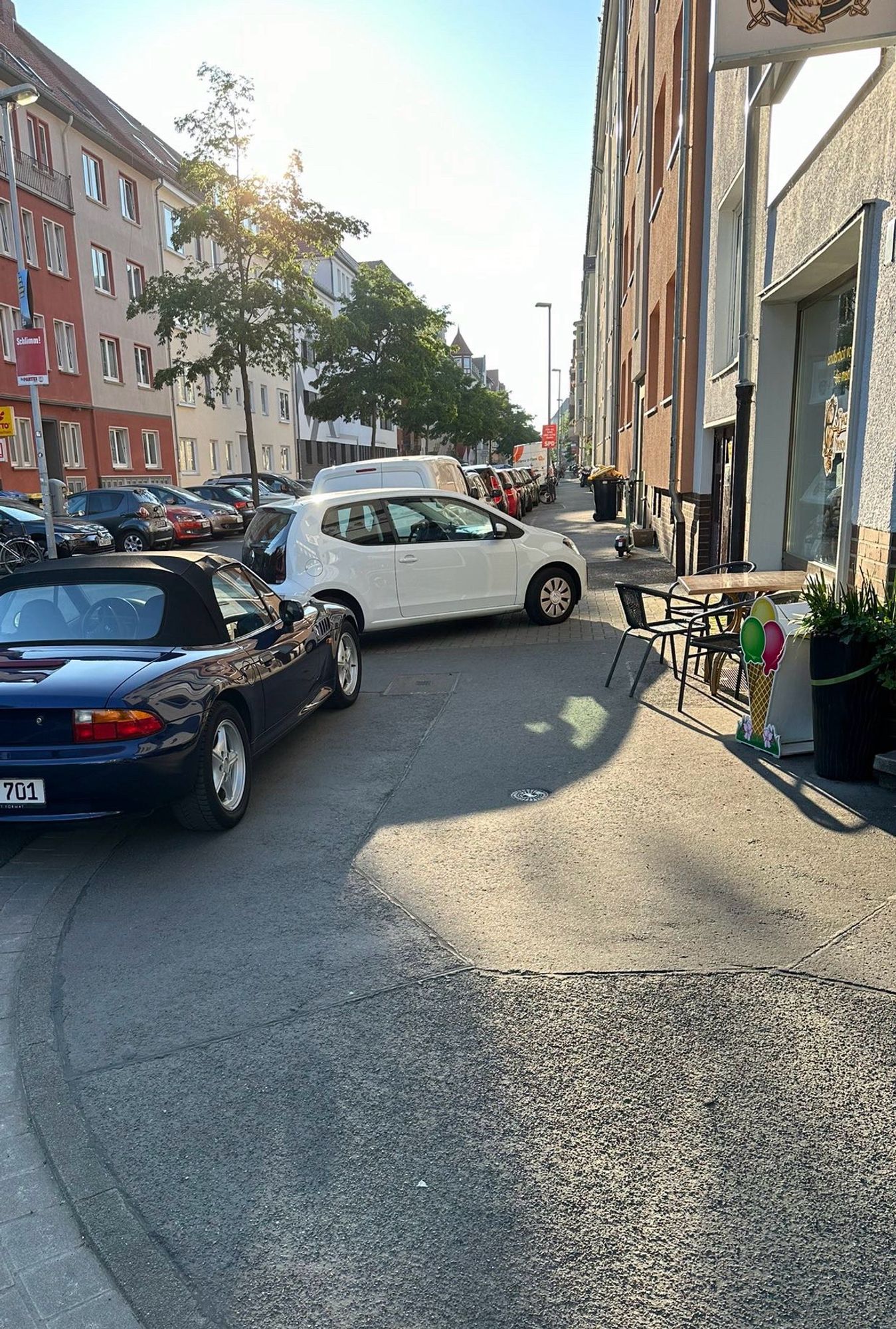 Ein PKW wurde quer über den Gehweg geparkt