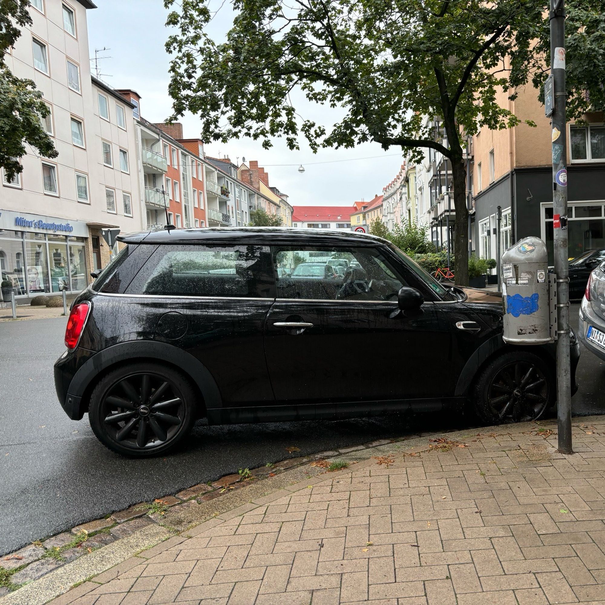 zugeparkte Ecke in einem Wohngebiet