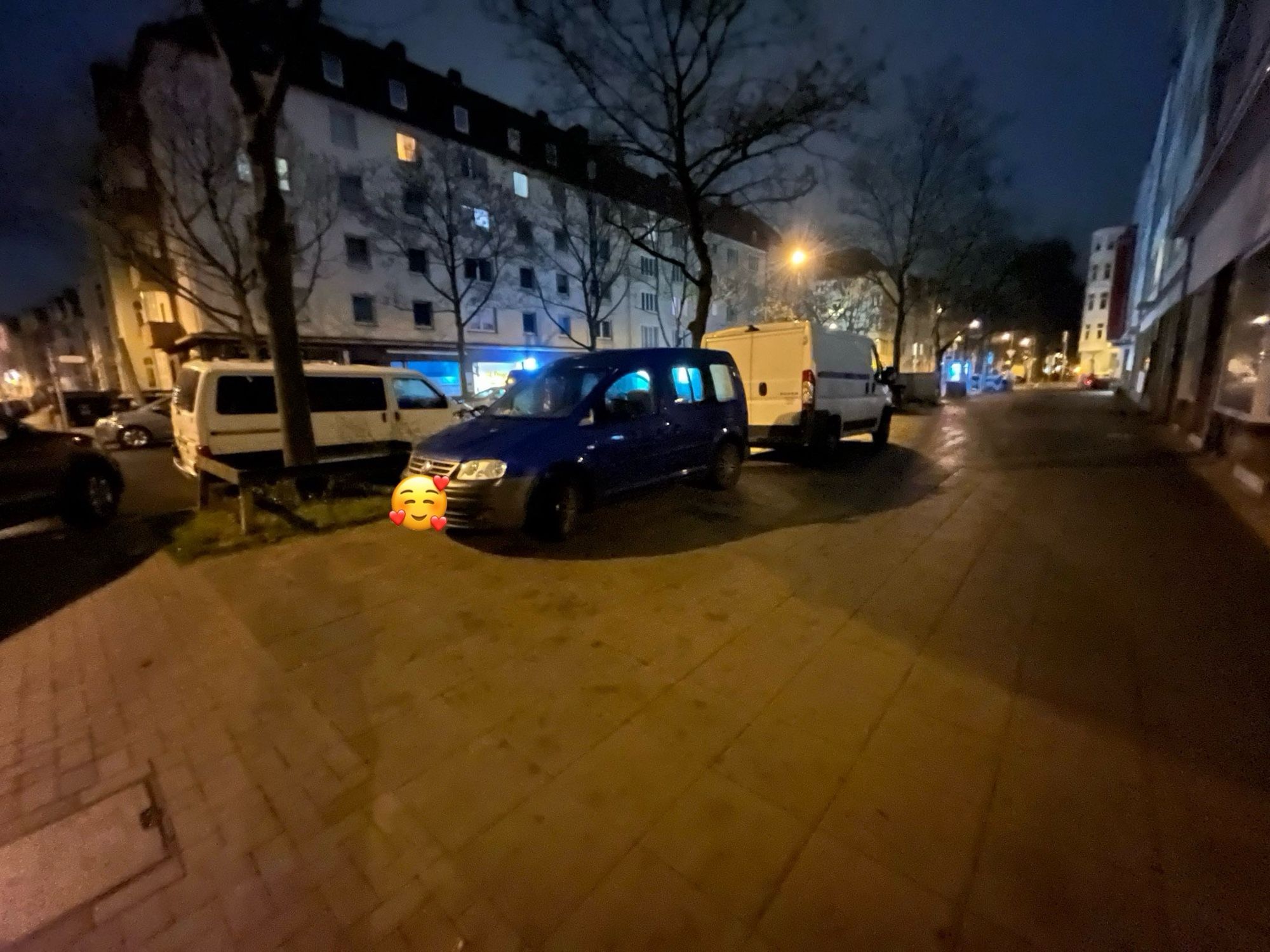 Zwei Fahrzeuge wurden auf dem Gehweg geparkt