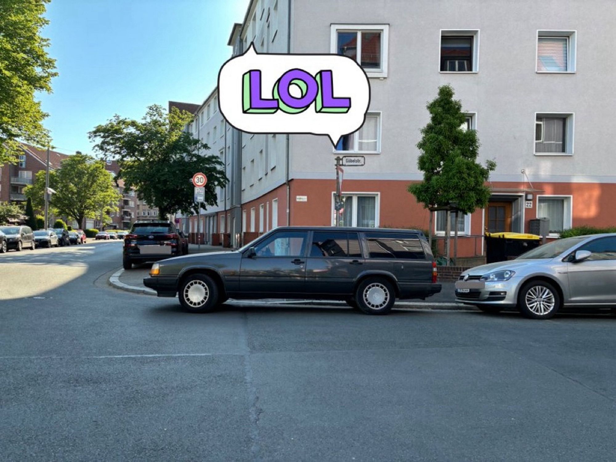 Ein PKW wurde im 5-Meterbereich einer Kreuzung geparkt und blockiert den Weg für den Fußverkehr