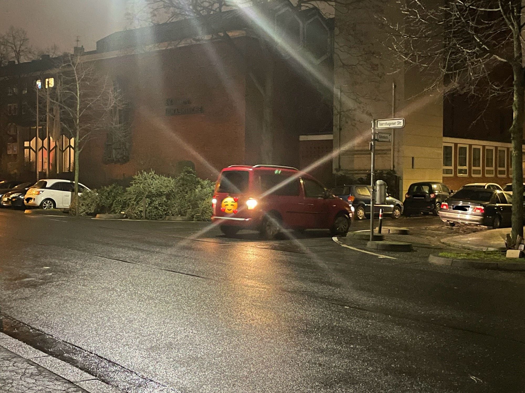 Ein roter Kastenwagen wurde im Einmündungsbereich einer Kreuzung geparkt