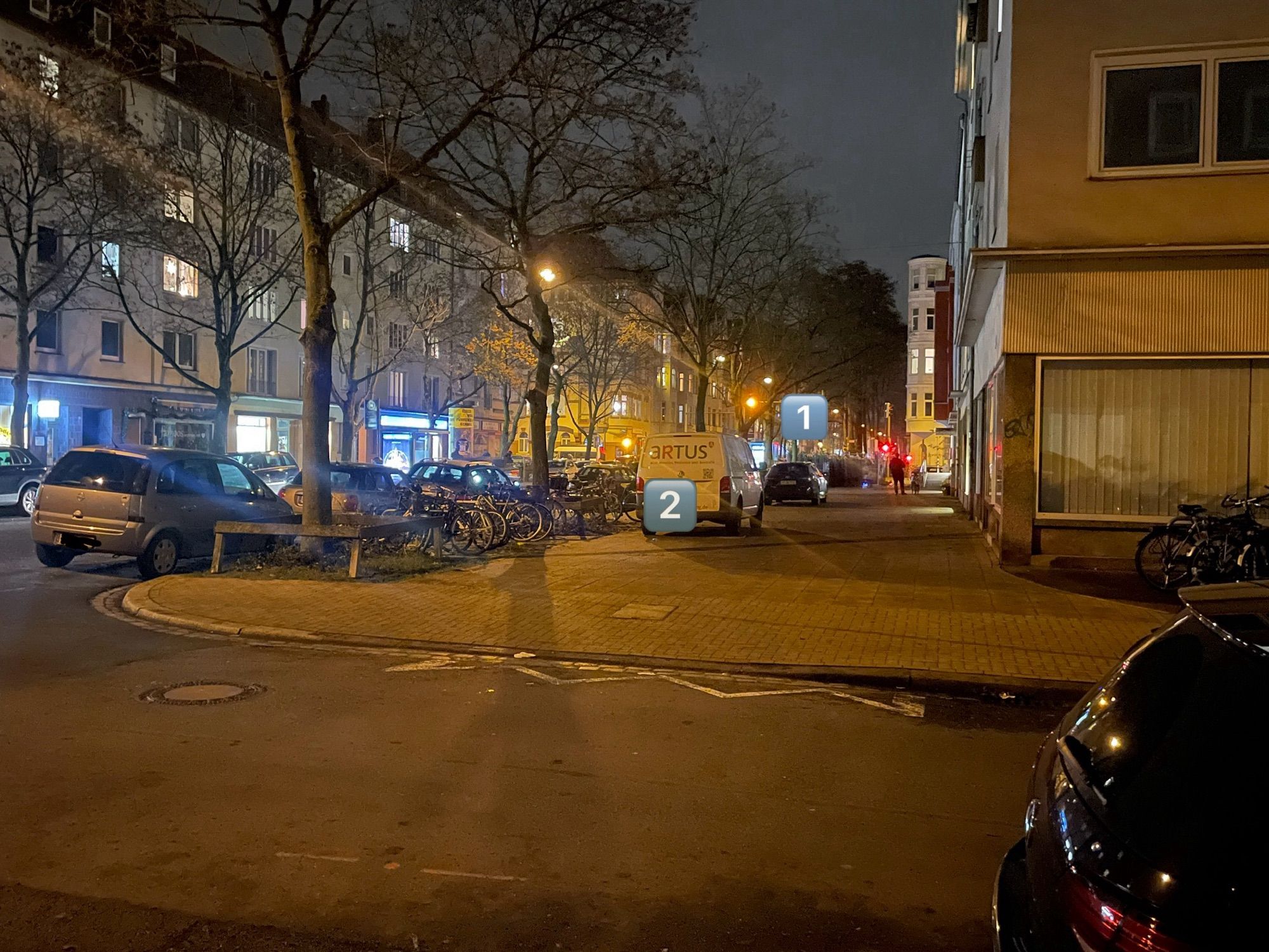 Auf einem Abschnitt der Jakobistraße wurden zwei Fahrzeuge auf dem Gehweg geparkt.