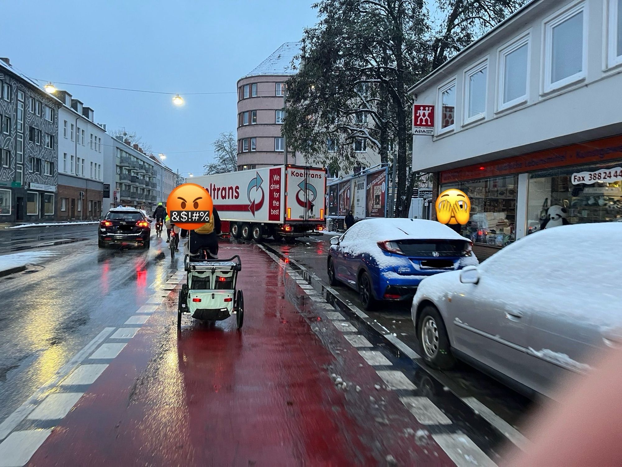 Blick entlang einer Fahrbahn mit Radfahrstreifen. Am rechten Fahrbahnrand befinden sich im vorderen Bereich Parkplätze. Dahinter eine Bushaltestelle. Im Bereich der Bushaltestelle wurde ein LKW abgestellt. Der größte Teil der Fahrzeuges ragt über den Radfahrstreifen in die Kfz-Spur hinein. Viele Radfahrende müssen in den Kfz-Verkehr ausweichen.