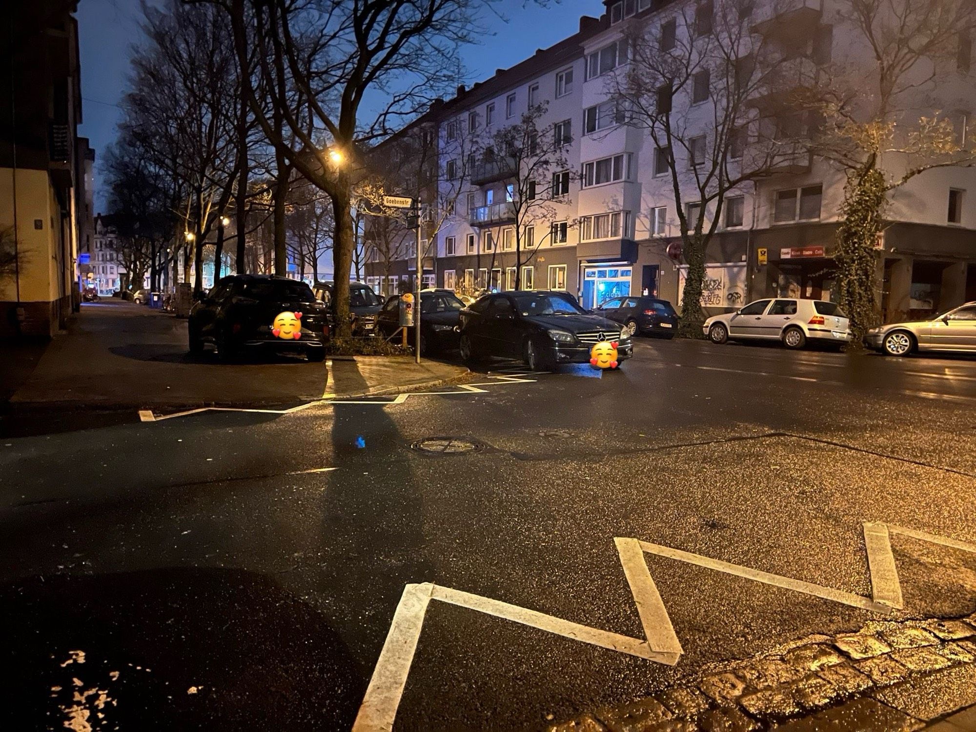 Ein PKW wurde im 5-Meterbereich geparkt. Ein weiteres auf dem Gehweg