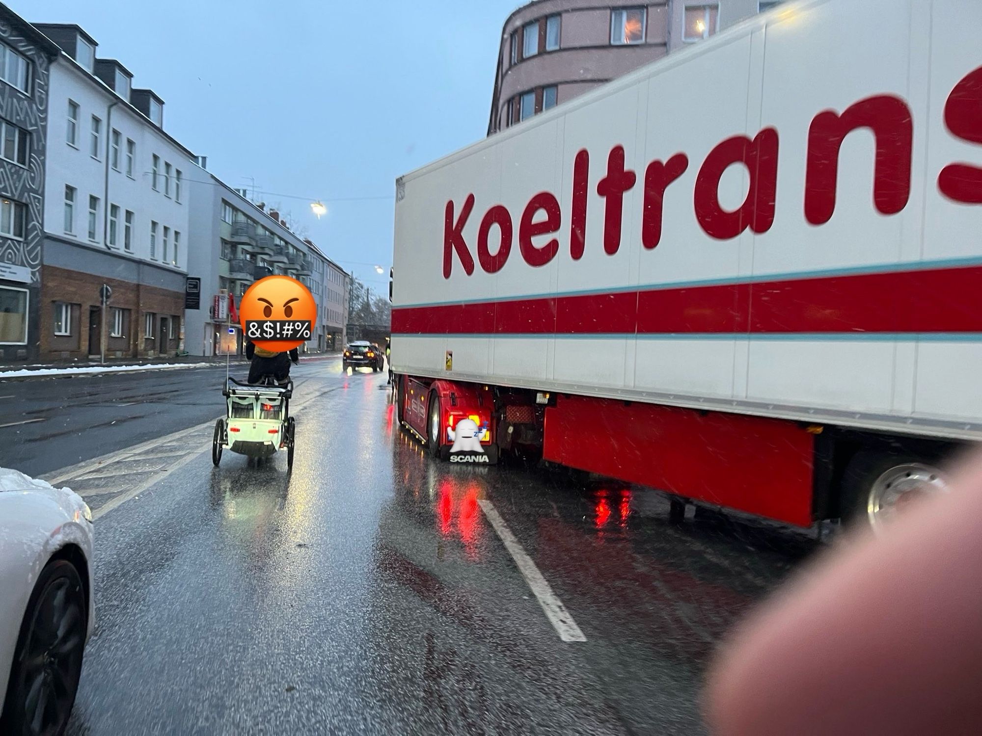 Selbe Situation weiter vorne beim Führerhaus des LKWs. Es ist zu erkennen, dass Radfahrende gerade so auf der Fahrspur am LKW vorbeikommen. PKW müssen in den Gegenverkehr ausweichen.