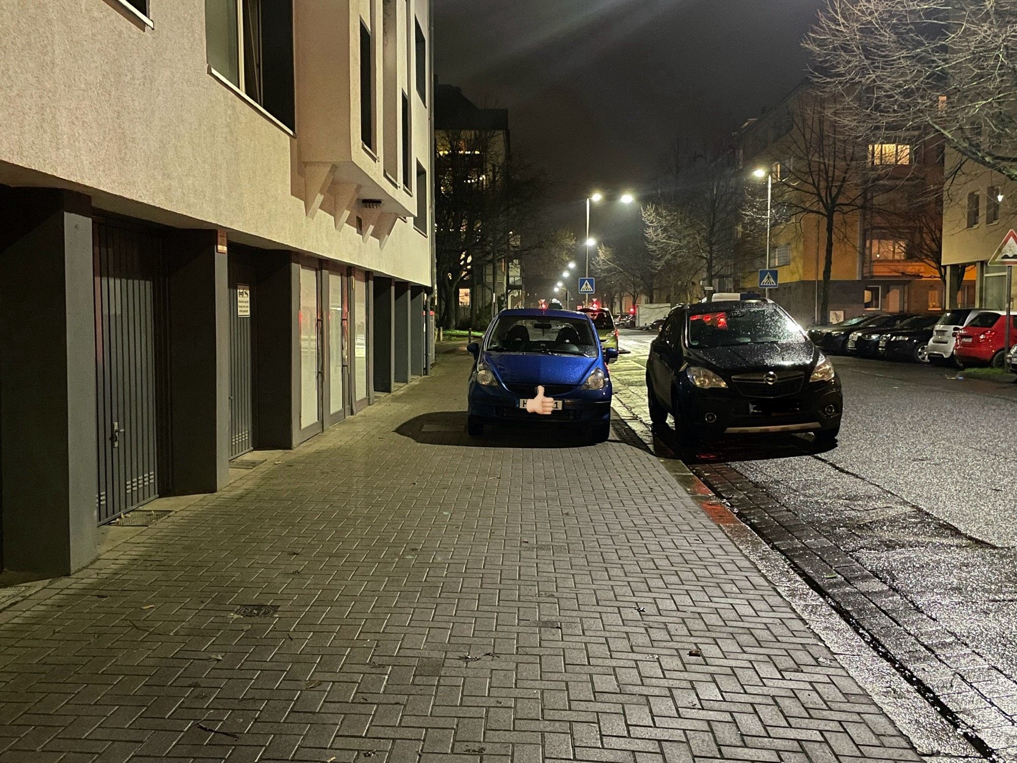 Ein blauer Kleinwagen wurde auf dem Gehweg abgestellt.