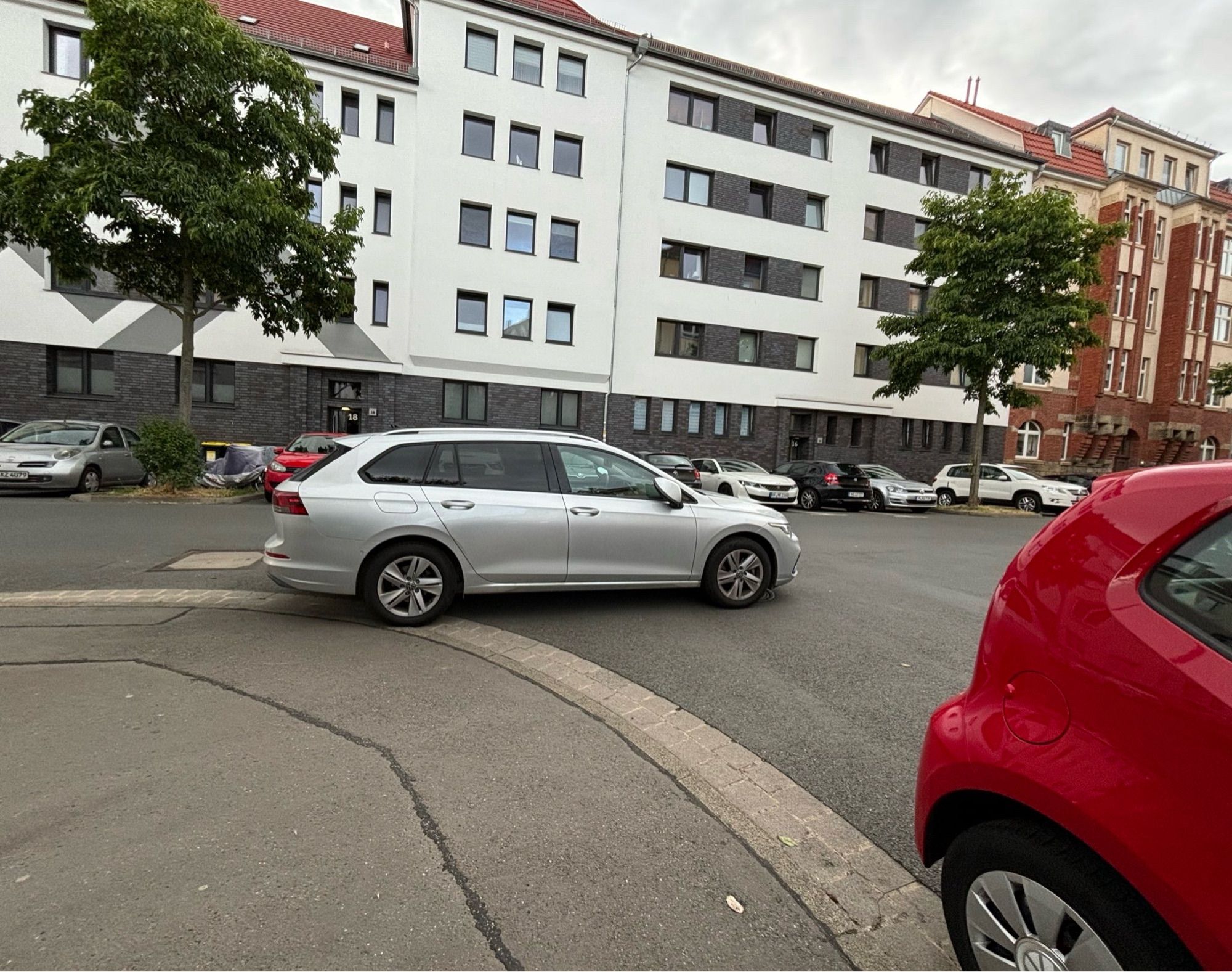 andere Perspektive, die zeigt, wie behindernd der Falschparker im Kreuzungsbereich steht