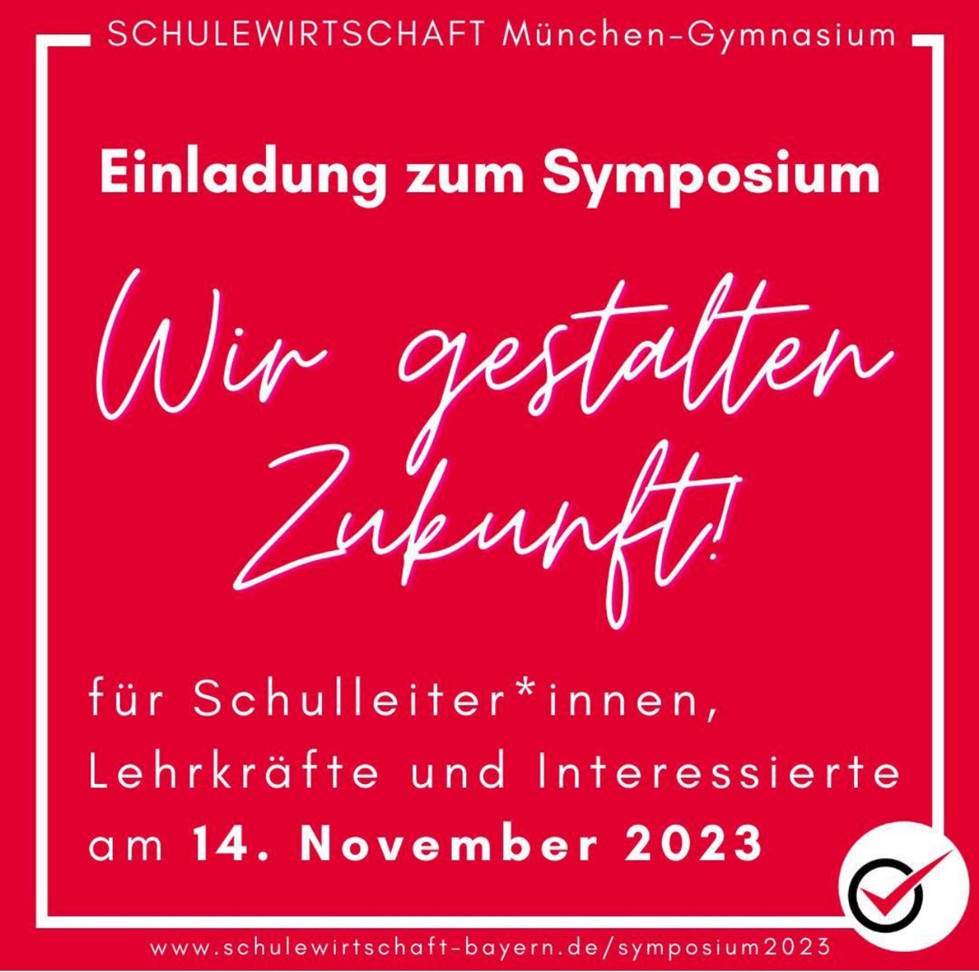 Roter Hintergrund, Text Einladung zum Symposium. Wir gestalten Zukunft! Für Schulleiter*innen, Lehrkräfte und Interessierte am 14.11.23 
SW München-Gymnasium