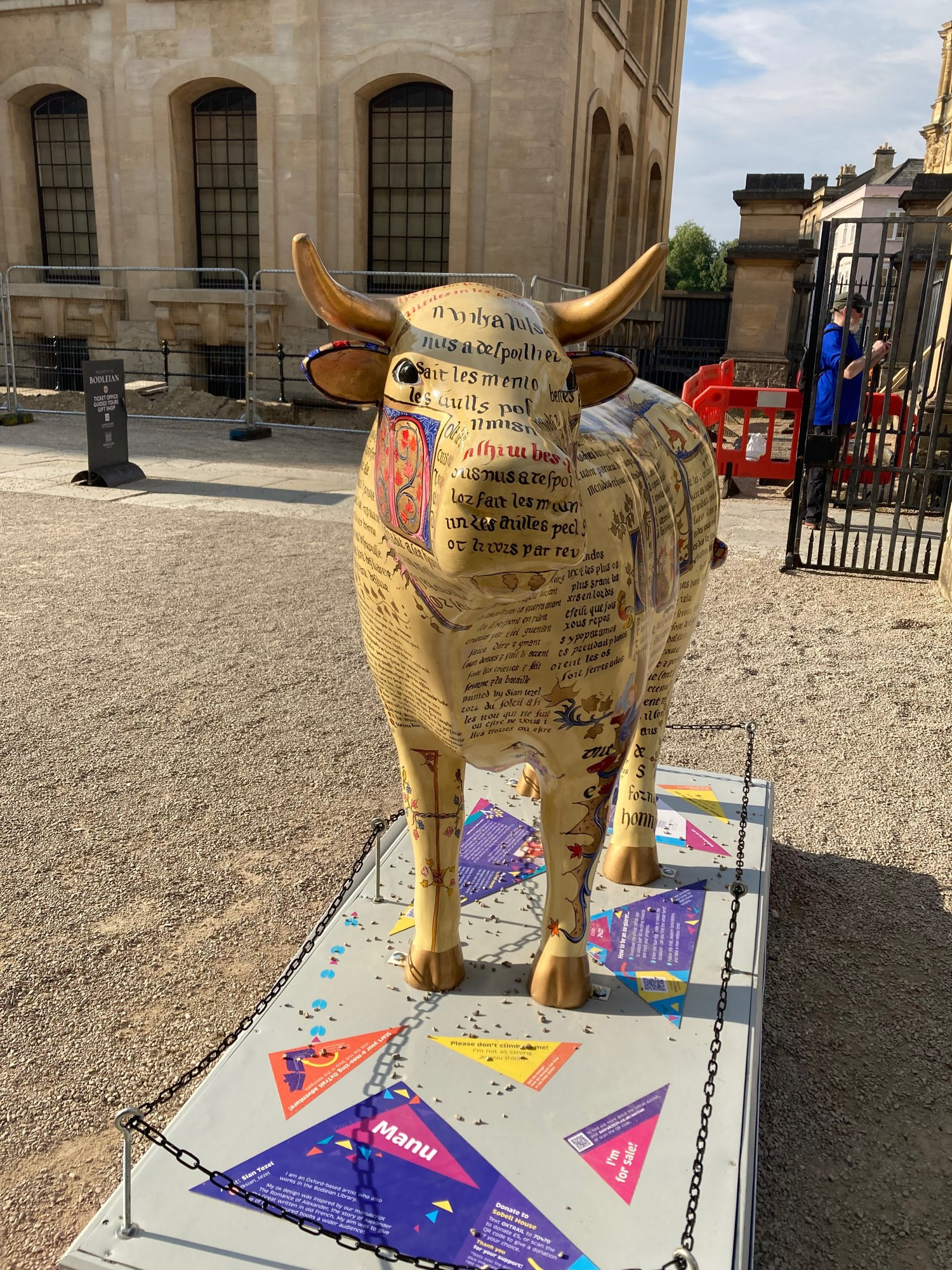 front view ox sculpture, it’s painted brige with Latin writing on, oxford college in background