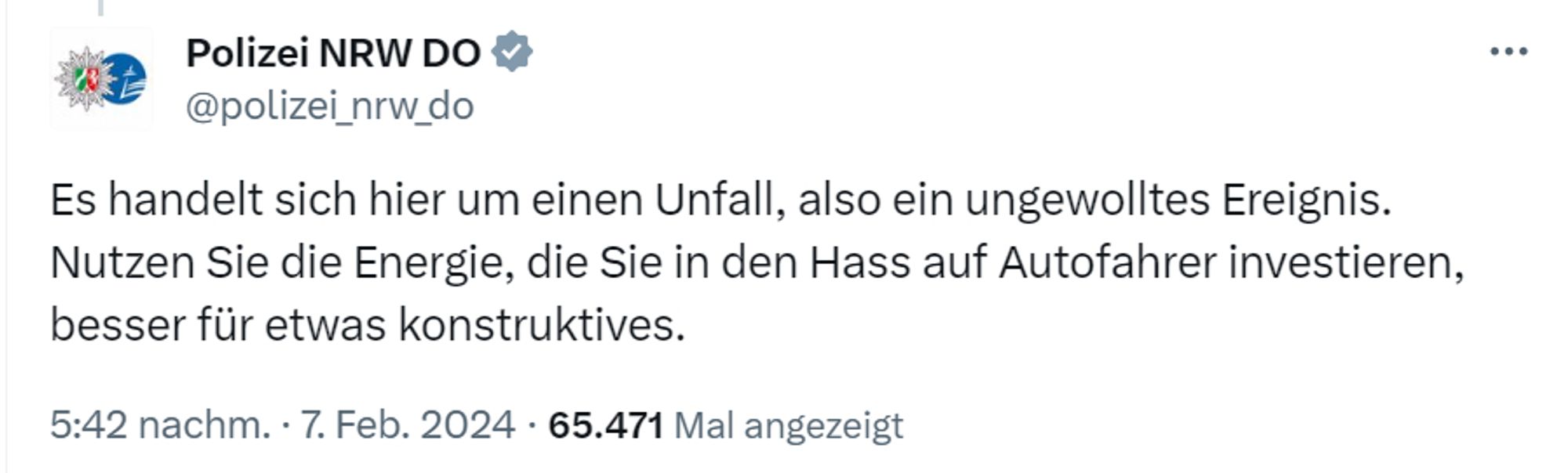 Tweet der Polizei Dortmund: Es handelt sich hier um einen Unfall, also ein ungewolltes Ereignis. Nutzen Sie die Energie, die Sie in den Hass auf Autofahrer investieren, besser für etwas konstruktives.