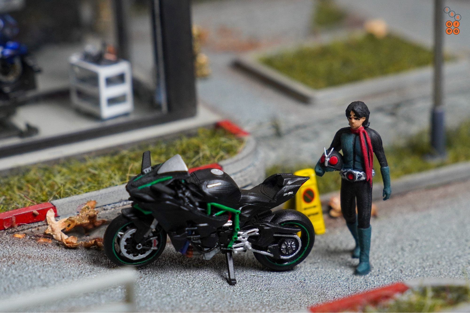 Kawasaki Ninja H2 and Shin Kaman Rider in 1:64 scale with 1:64 figure on AREA 164