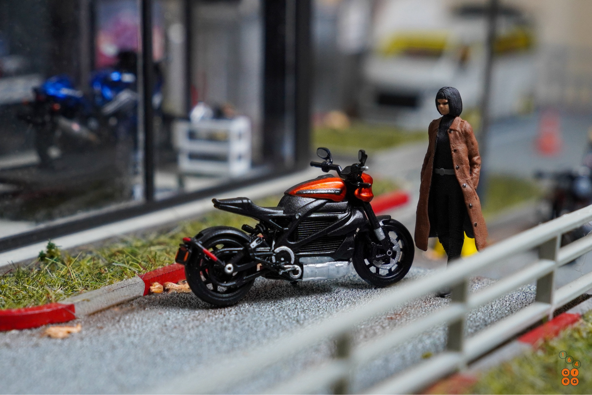 Harley-Davidson LiveWire with a lady in leather jacket in 1:64 scale with 1:64 figure on AREA 164