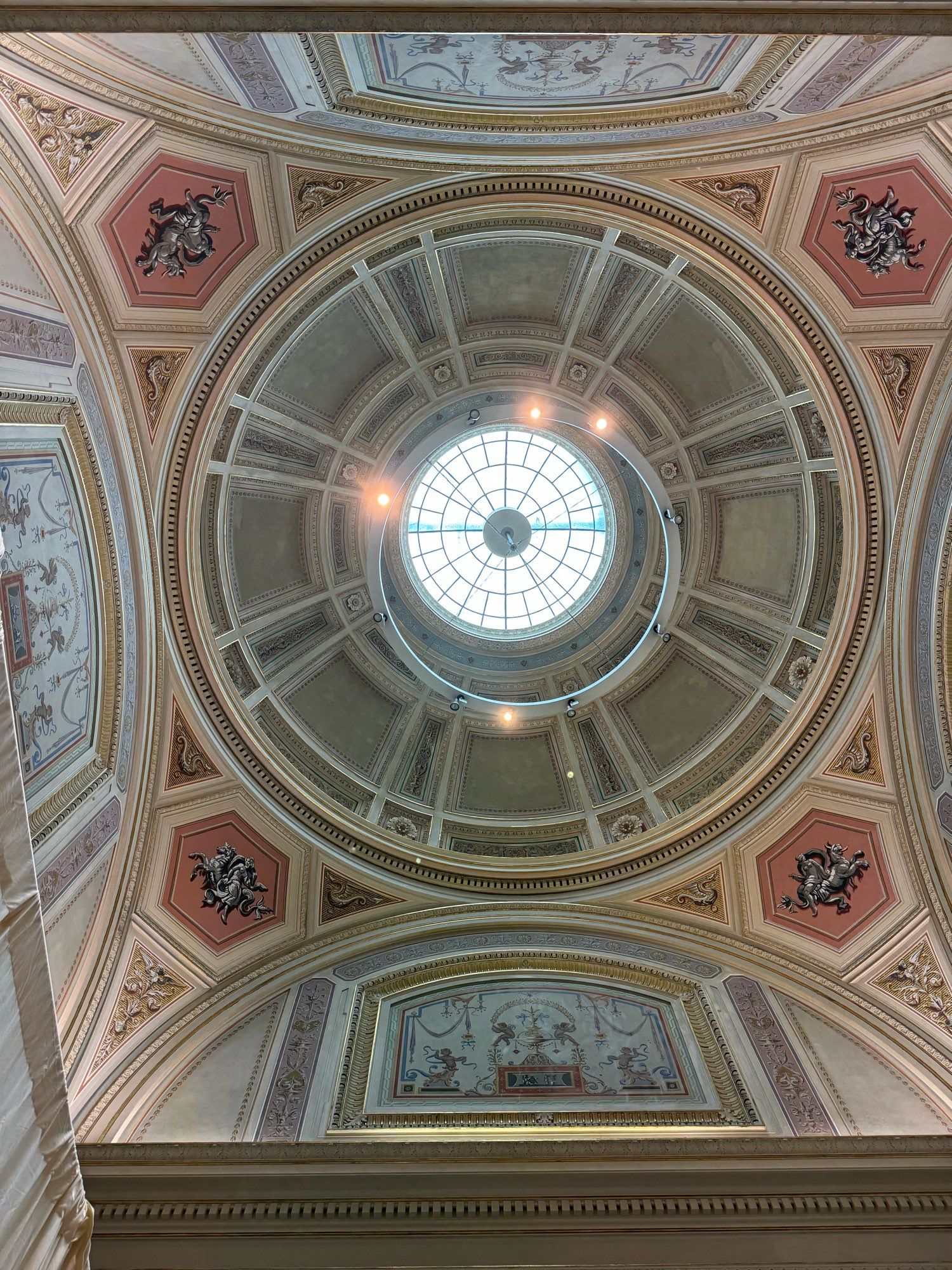 Ein Blick zur Decke in der Wiener Universität.