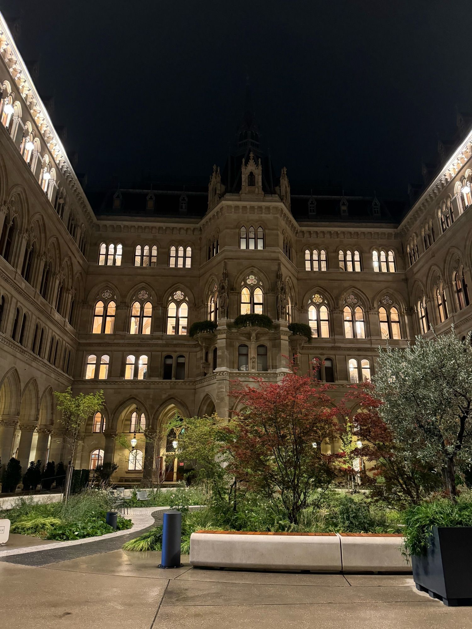 Innenhof des Rathauses von Wien am Abend.