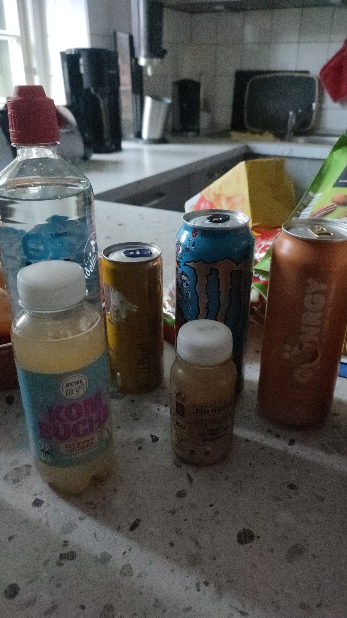 Bild von sechs Getränken: ein kombucha, ein Ingershot, ein gönnergy, ein Monster Energy, ein Red Bull und eine Flasche active O2 cherry