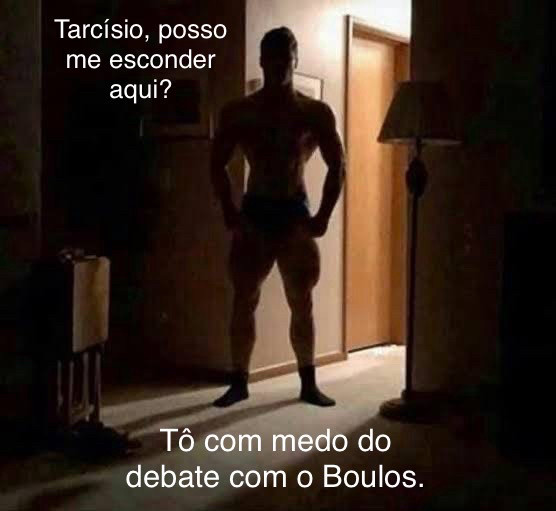 Imagem de uma silhueta de um homem adulto na porta de um quarto, contraluz. Ele está parado em pé com os braços pra baixo. Ao redor as frases "Tarcísio, posso me esconder aqui? / Tô com medo do debate com o Boulos."