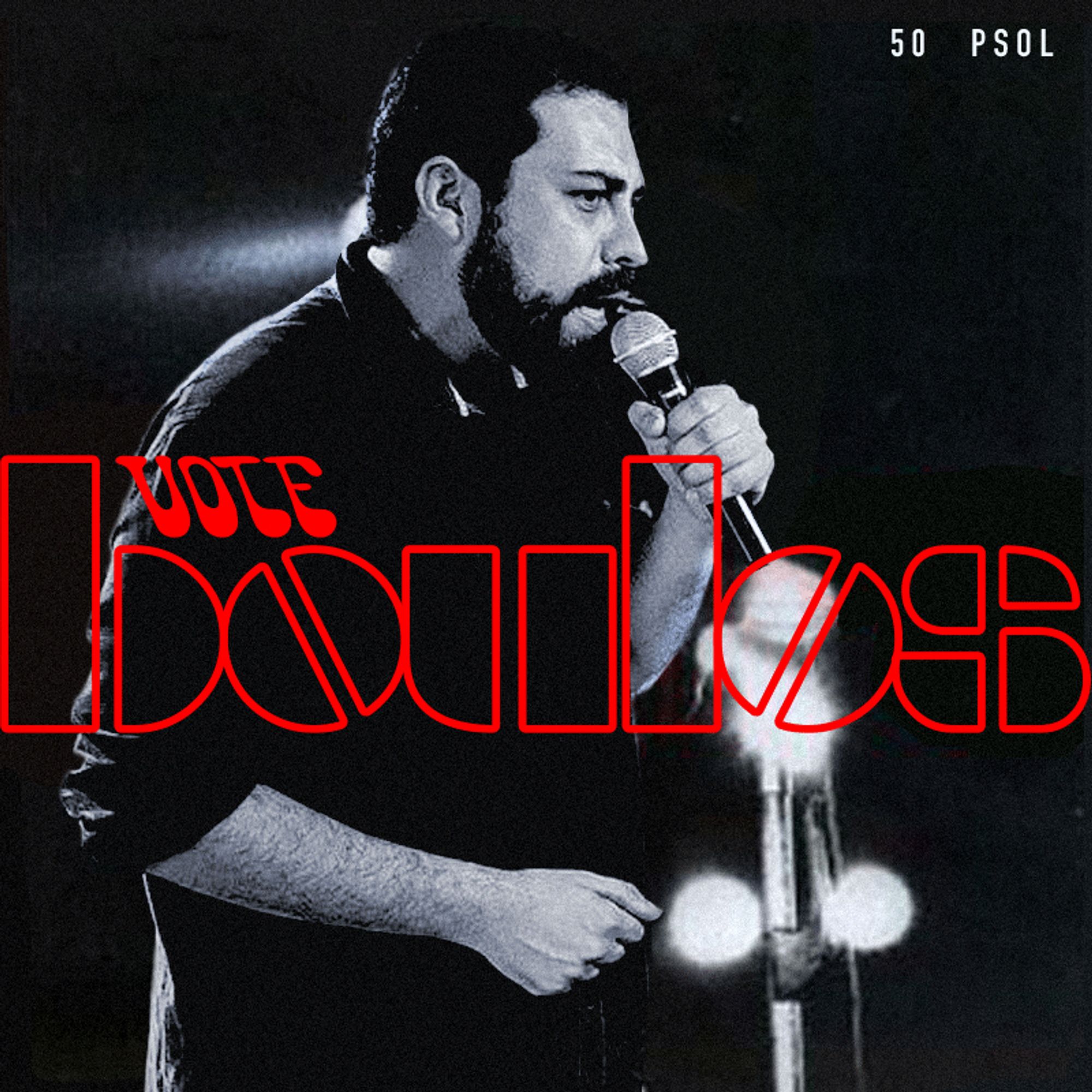 Recriação de uma capa da banda "The Doors" com o Guilherme Boulos. A capa traz uma imagem em preto e branco do Boulos ao microfone, de lado, o enquadramento mostra da sua cintura pra cima. O fundo é escuro e tem alguns pontos de luz que remetem à luzes de palco, à distância. Na frente da foto tem um letreiro grande e vermelho que vai de um lado a outro da imagem, escrito "vote Boulos" onde a palavra "vote" está menor e tem uma tipografia mais ornamental e "Boulos" bem maior com uma tipografia mais geométrica, com apenas o contorno das letras, deixando aparecer a imagem de fundo. Na imagem ainda tem escrito pequeno, no canto superior direito, as palavras "50 PSOL"