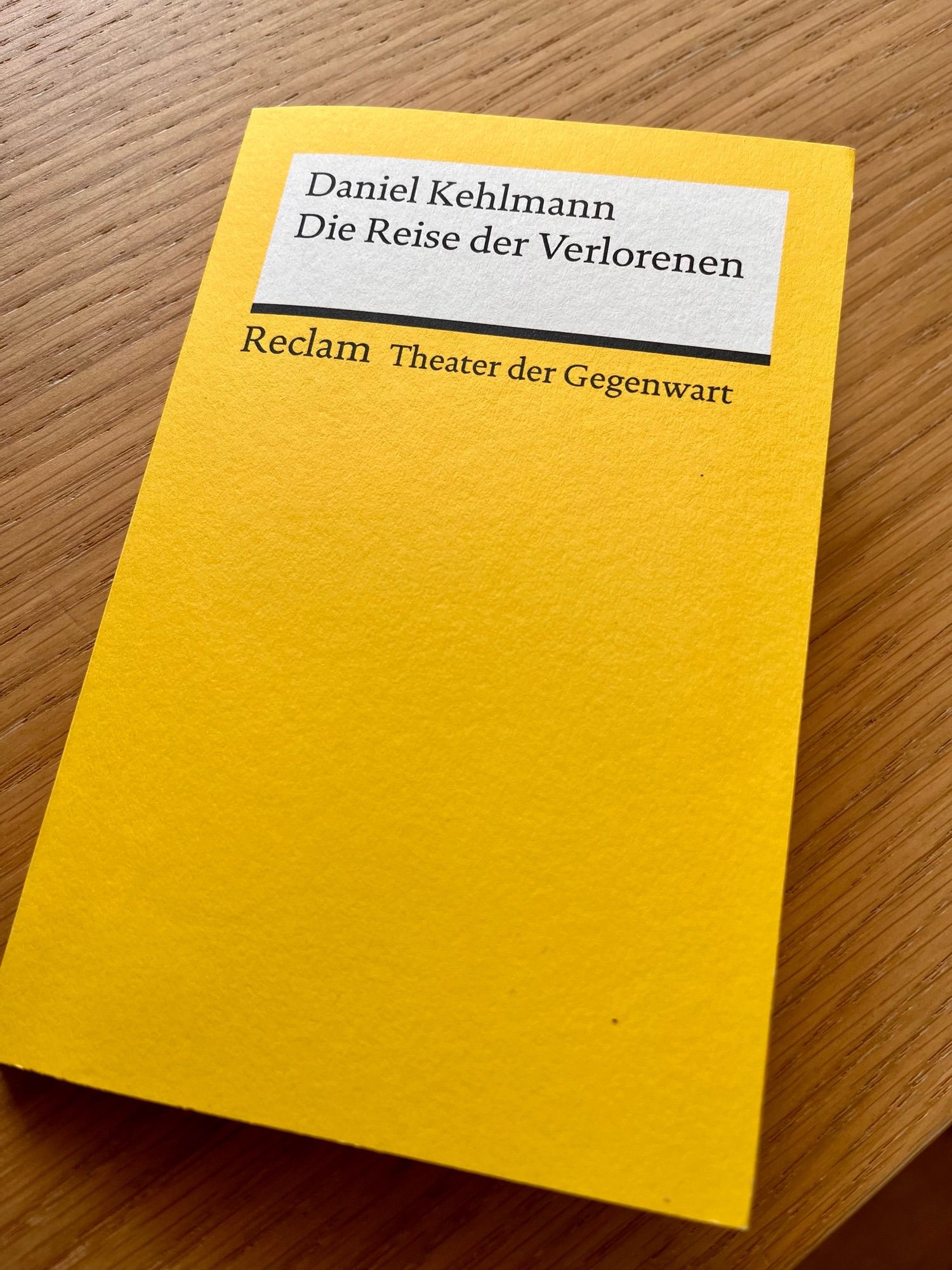 Cover eines gelben Reclam-Heftes: Daniel Kehlmann. Die Reise der Verlorenenen. Reihe: Theater der Gegenwart.