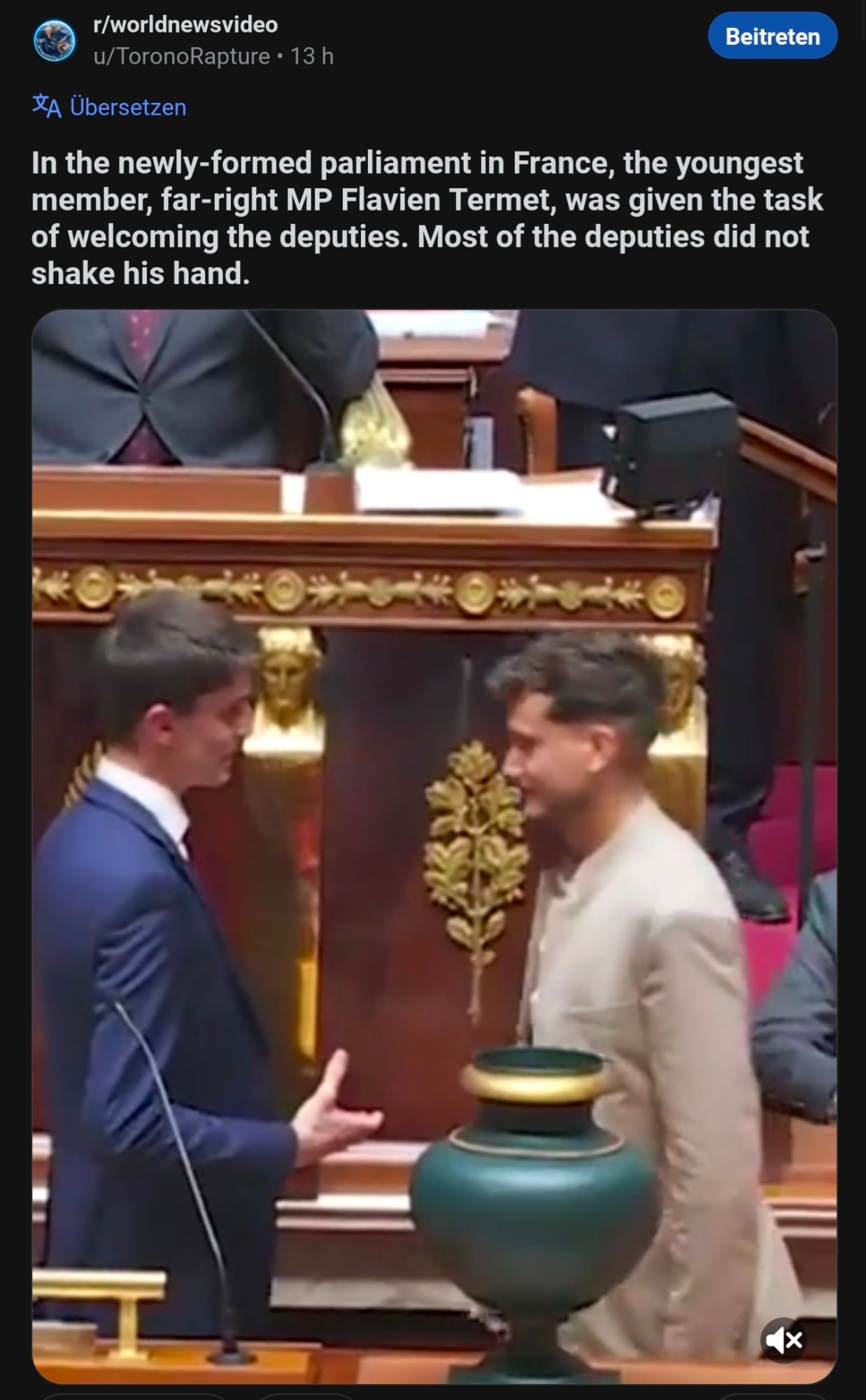 Screenshot Reddit /r/world News.
Caption:
in the newly formed parliament in France, the youngest member, far right MP Flavor Termert, was given the task of welcoming deputies. most of the deputies did not shake his hand.

Darunter ein Video Zusammenschnitt wie der Lappen verzweifelt versucht Leuten die Hand zu reichen während alle ihn ignorieren.