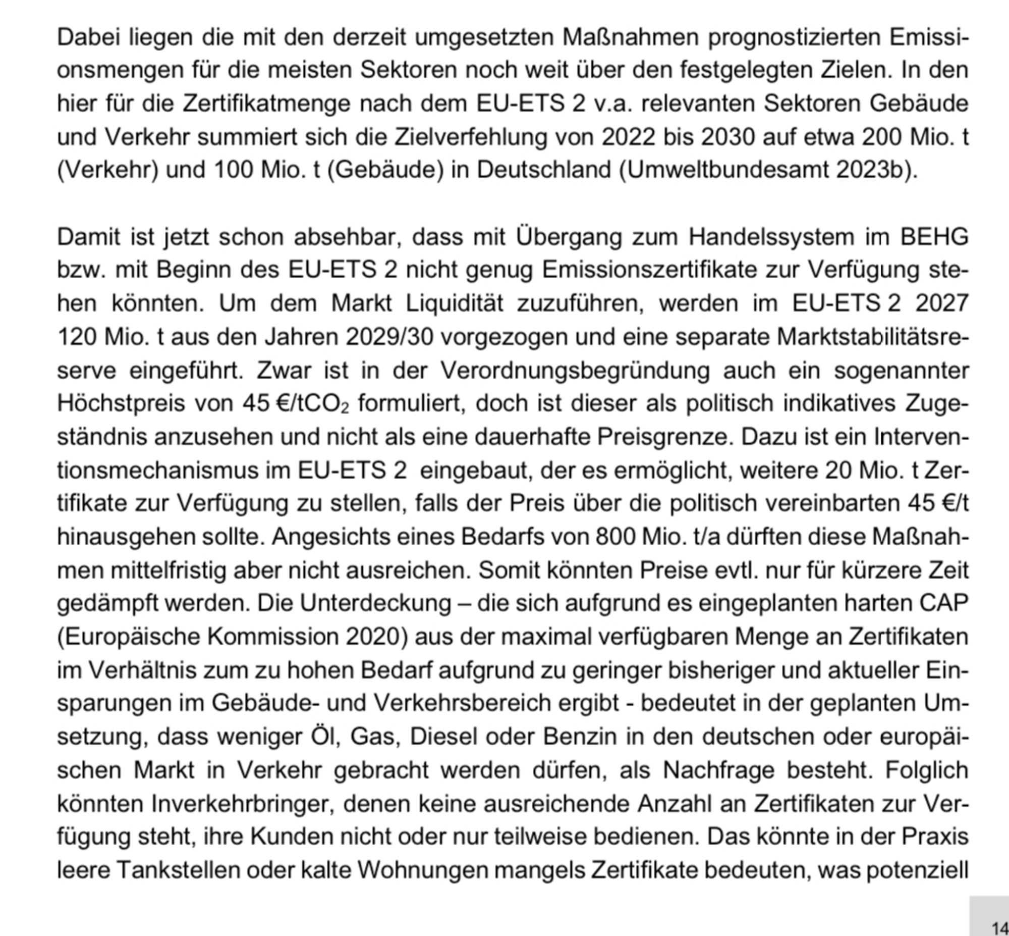 Dabei liegen die mit den derzeit umgesetzten Maßnahmen prognostizierten Emissi-onsmengen für die meisten Sektoren noch weit über den festgelegten Zielen. In den hier für die Zertifikatmenge nach dem EU-ETS 2 v.a. relevanten Sektoren Gebäude und Verkehr summiert sich die Zielverfehlung von 2022 bis 2030 auf etwa 200 Mio. t (Verkehr) und 100 Mio. t (Gebäude) in Deutschland (Umweltbundesamt 2023b).
Damit ist jetzt schon absehbar, dass mit Übergang zum Handelssystem im BEHG bzw. mit Beginn des EU-ETS 2 nicht genug Emissionszertifikate zur Verfügung stehen könnten. Um dem Markt Liquidität zuzuführen, werden im EU-ETS 2 2027
120 Mio. t aus den Jahren 2029/30 vorgezogen und eine separate Marktstabilitätsre-serve eingeführt. Zwar ist in der Verordnungsbegründung auch ein sogenannter Höchstpreis von 45 €/tCO formuliert, doch ist dieser als politisch indikatives Zugeständnis anzusehen und nicht als eine dauerhafte Preisgrenze. Dazu ist ein Interven-tionsmechanismus im EU-ETS 2 eingebaut, der es