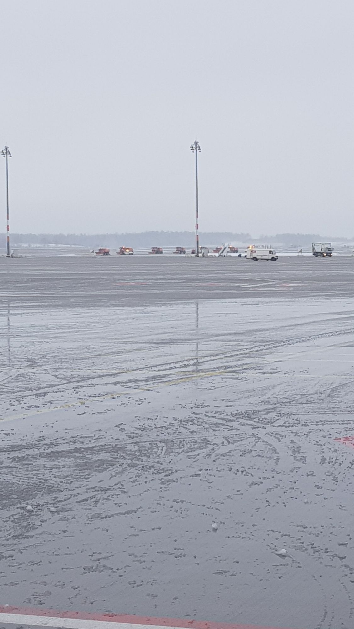 Räumfahrzeuge die auf der Runway den Schnee entfernen