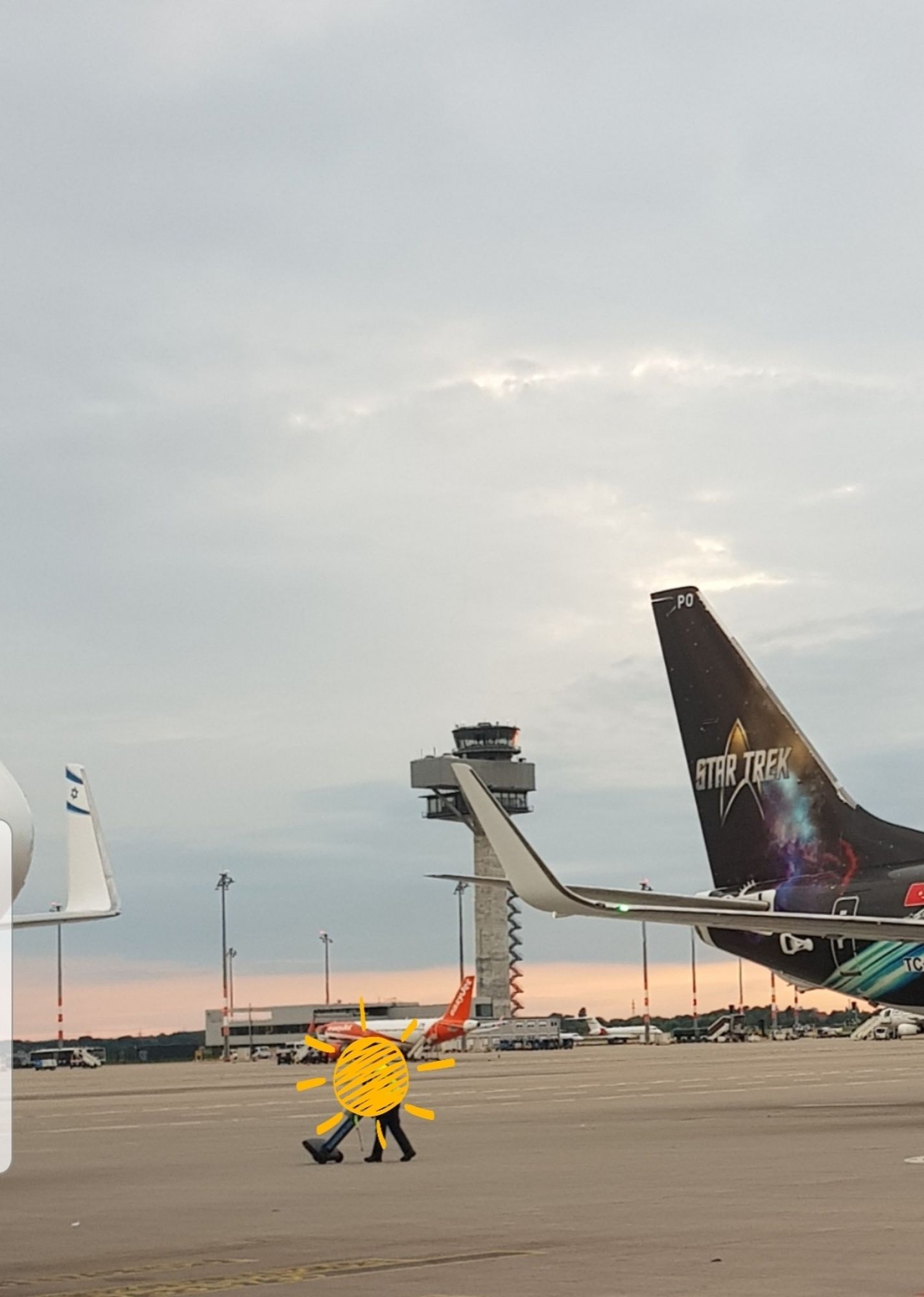 Heck vom Flugzeug mit Startrek Bemalung. Links daneben der Zipfel vom Flügel der EL AL. Im Hintergrund der Tower vom BER