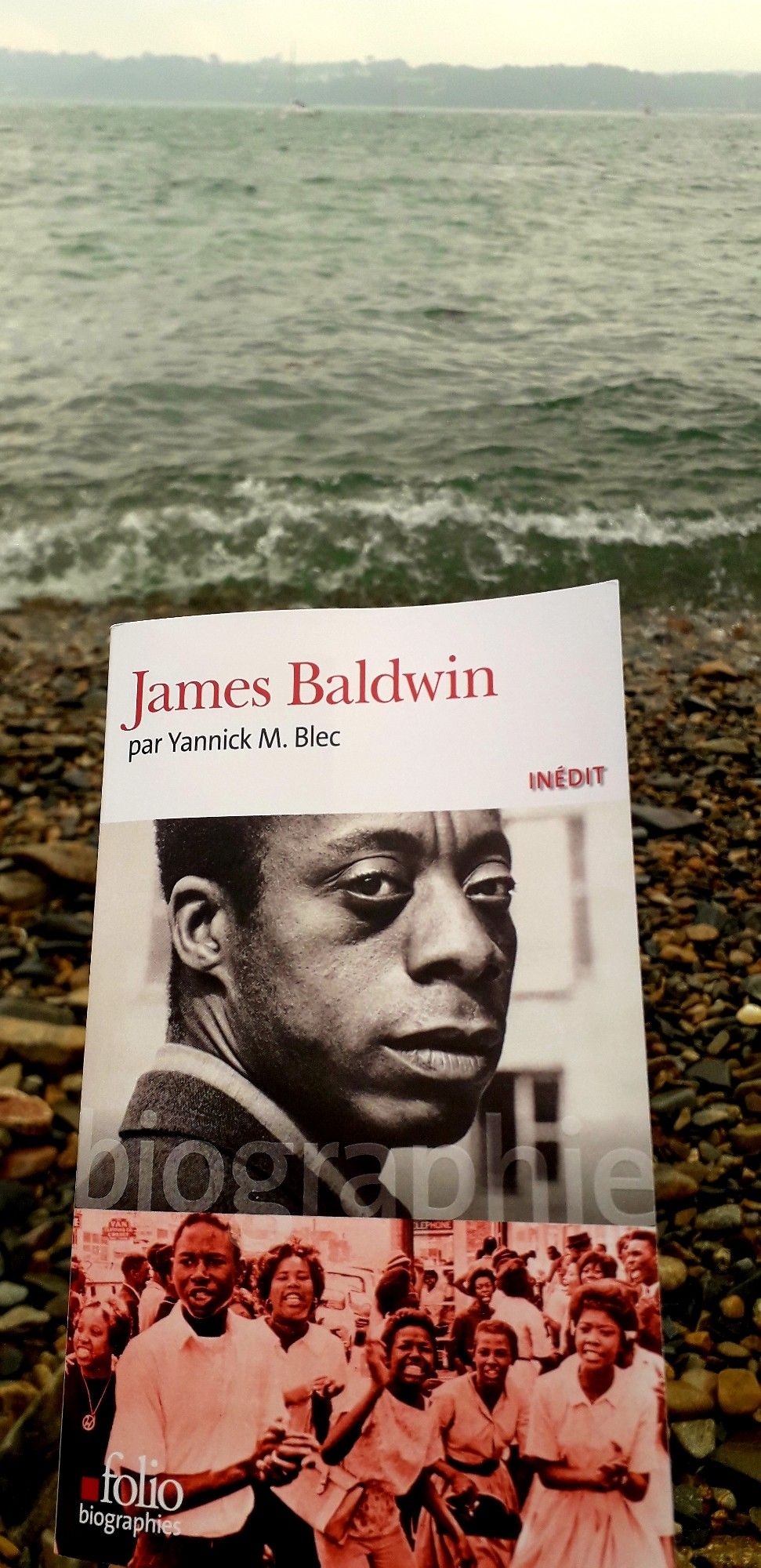 Couverture du livre de Yannick M.Blec, "James Baldwin". Éditions Folio. 
Photo prise sur une grève au bord de la mer en Bretagne Nord.