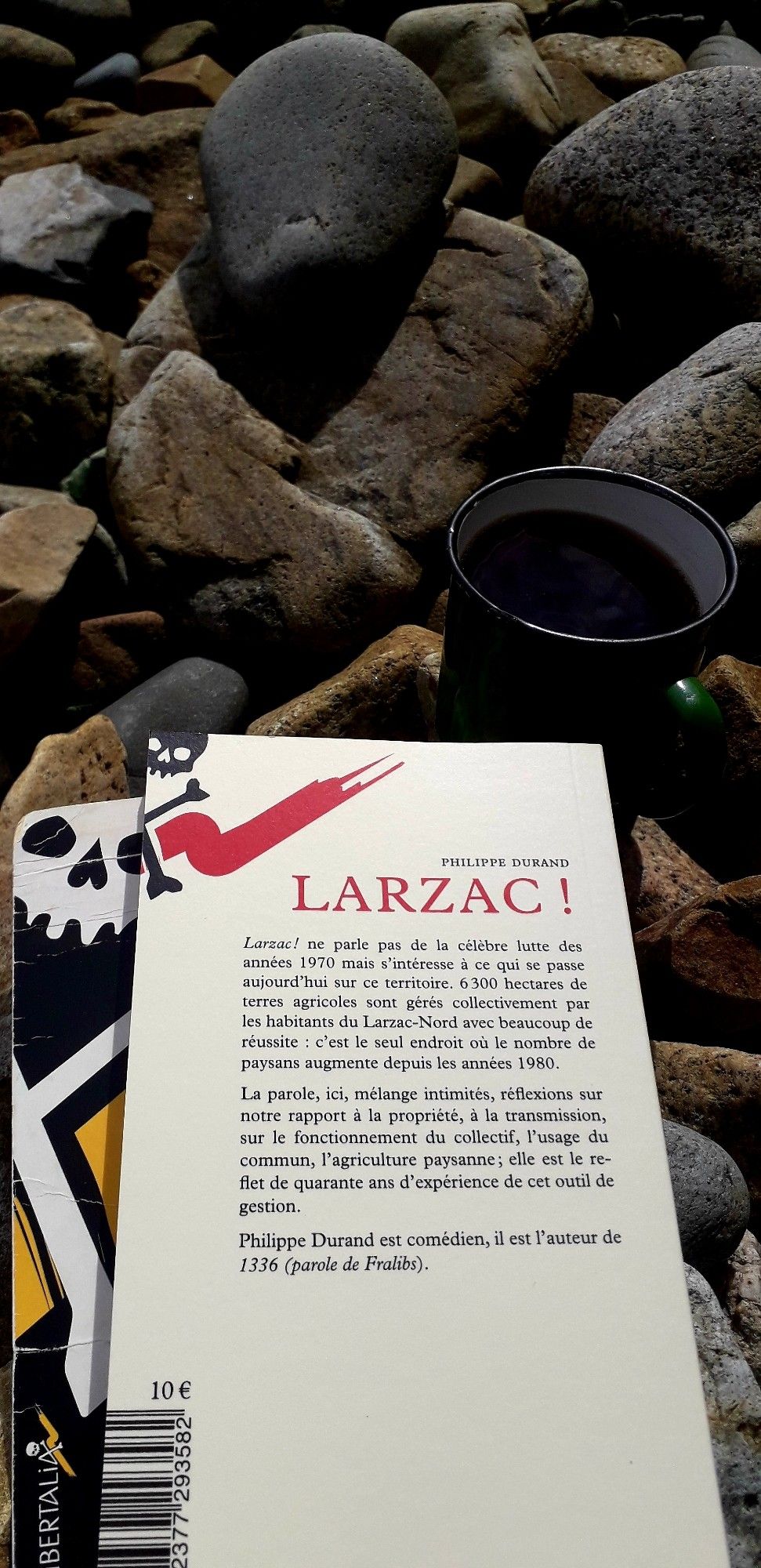 4ème de couverture du livre de Philippe Durand, "Larzac !", aux éditions Libertalia. 
Photo prise sur une grève au bord de la mer en Bretagne Nord avec une tasse de thé noir. Il fait beau et la mer est basse.