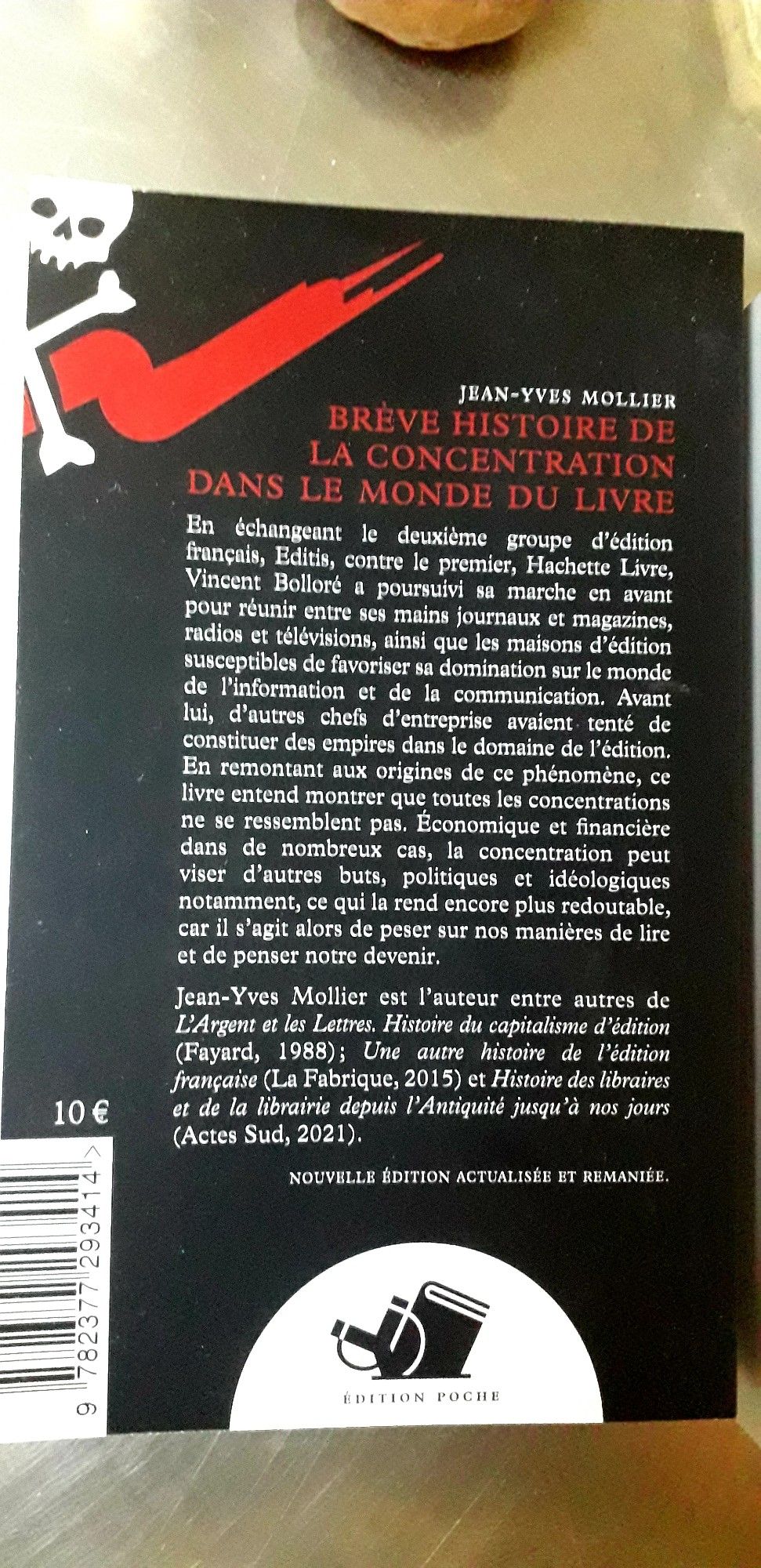 4ème de couverture du livre de Jean-Yves Mollier, "Brève histoire de la concentration dans le monde du livre".Éditions Libertalia.